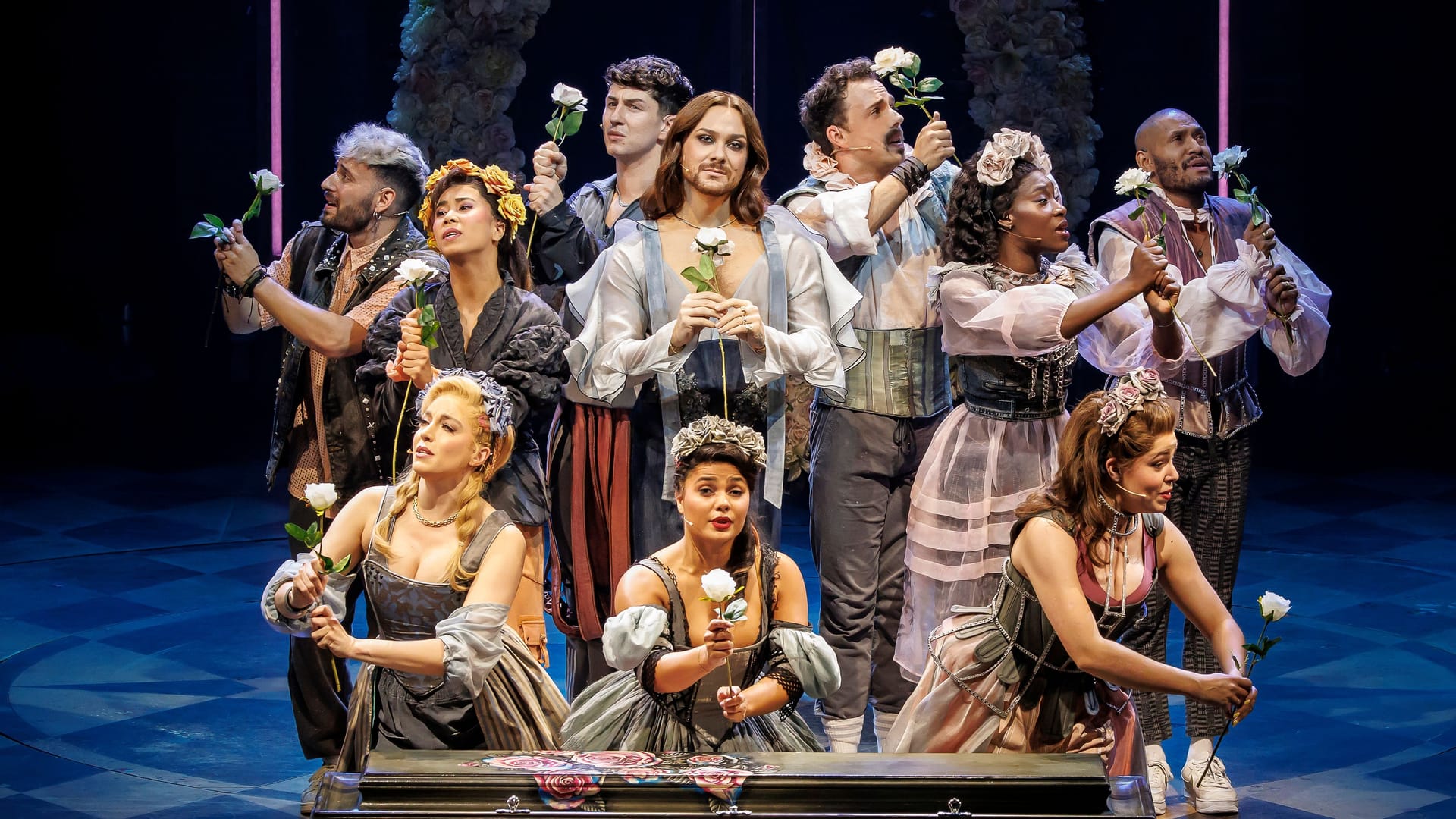 Riccardo Simonetti zwischen anderen Musicaldarstellenden bei der Aufführung von "& Julia": Der Moderator stand das erste Mal bei einem Musical auf der Bühne.
