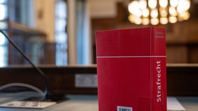Das Gesetzbuch "Strafrecht" steht auf einem Tisch (Symbolbild): Es könnte deutlich mehr Opfer geben. Das Gesetzbuch "Strafrecht" steht auf einem Tisch (Symbolbild): Es könnte deutlich mehr Opfer geben.