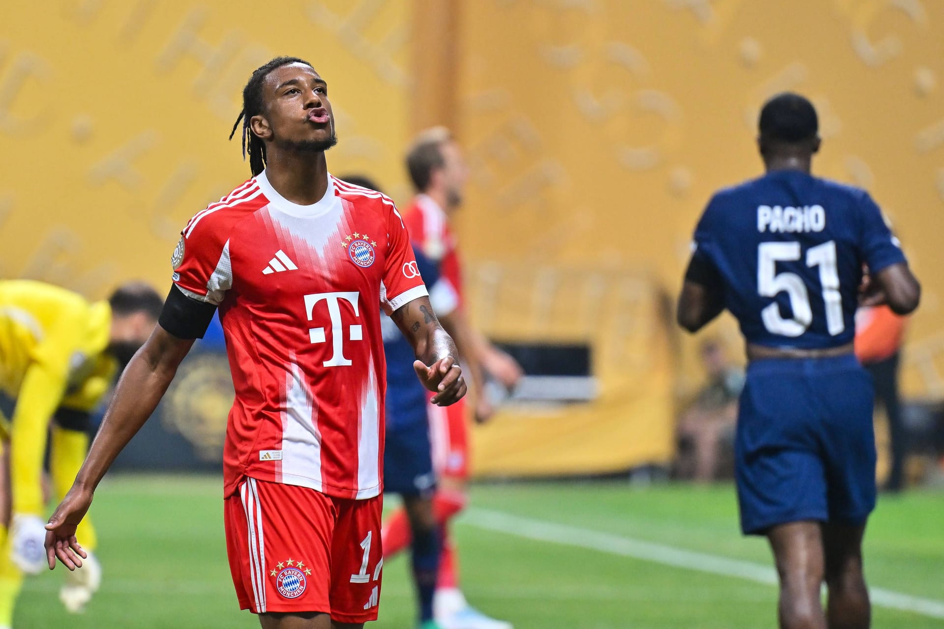 Michael Olise: Startete mit einem schlimmen Ballverlust, der PSG direkt eine gute Chance ermöglichte (3.). Gab auch den ersten Torschuss ab (6.). Seinen Versuch mit rechts lenkte Donnarumma gerade noch über die Latte (27.). Lieferte die Flanke zu Upamecanos Abseitstor (45.). Hob den Ball über Donnarumma, aber auch übers Tor (65.). Von Mendes getunnelt (72.). Note 3 Michael Olise: Startete mit einem schlimmen Ballverlust, der PSG direkt eine gute Chance ermöglichte (3.). Gab auch den ersten Torschuss ab (6.). Seinen Versuch mit rechts lenkte Donnarumma gerade noch über die Latte (27.). Lieferte die Flanke zu Upamecanos Abseitstor (45.). Hob den Ball über Donnarumma, aber auch übers Tor (65.). Von Mendes getunnelt (72.). Note 3