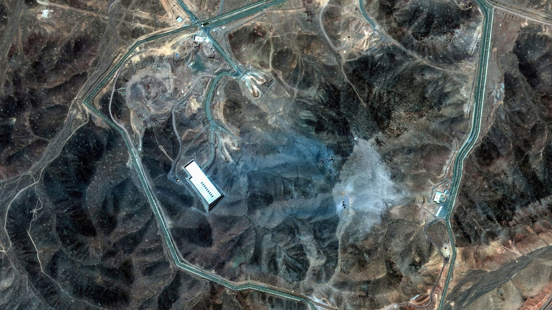 Ein Satellitenbild der Atomanlage in Fordo nach den amerikanischen Luftangriffen.