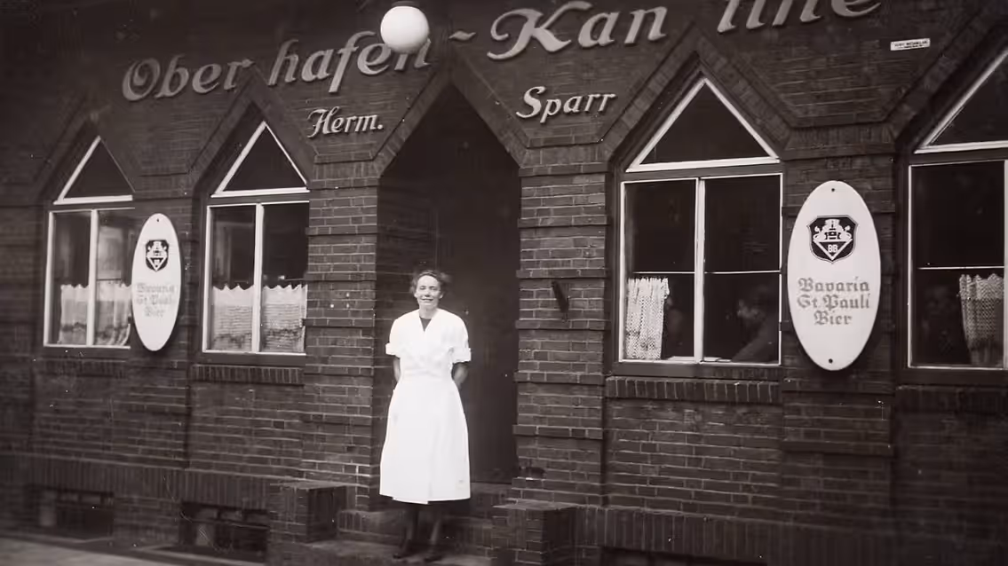 Die Oberhafenkantine in Hamburg in den 1920er-Jahren: Wirtin Anita steht vor dem Eingang des Lokals.