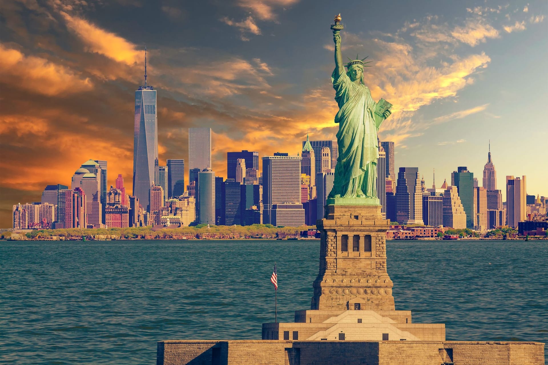 Freiheitsstatue mit Blick auf die Skyline von New York Freiheitsstatue mit Blick auf die Skyline von New York