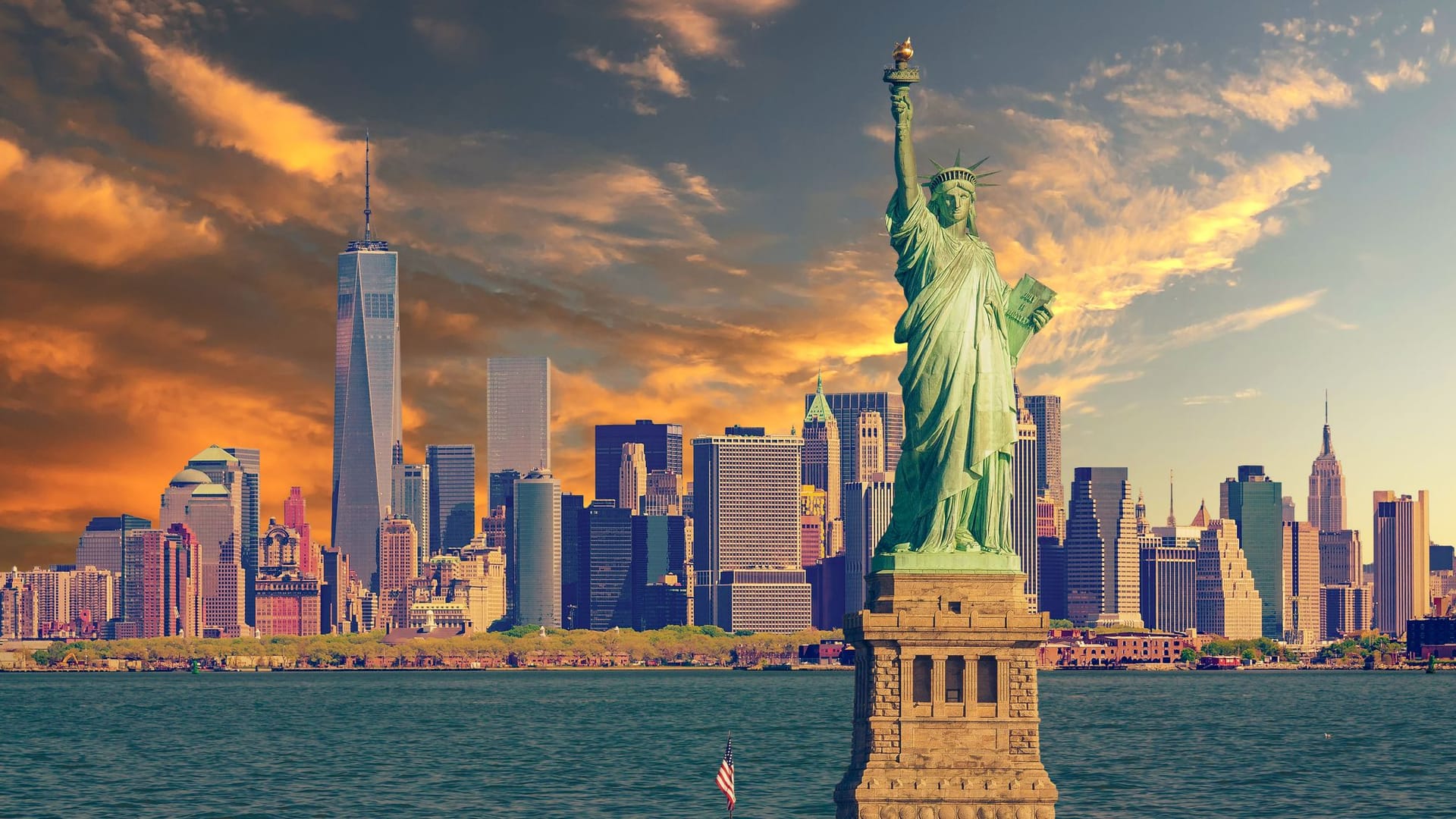 Freiheitsstatue mit Blick auf die Skyline von New York