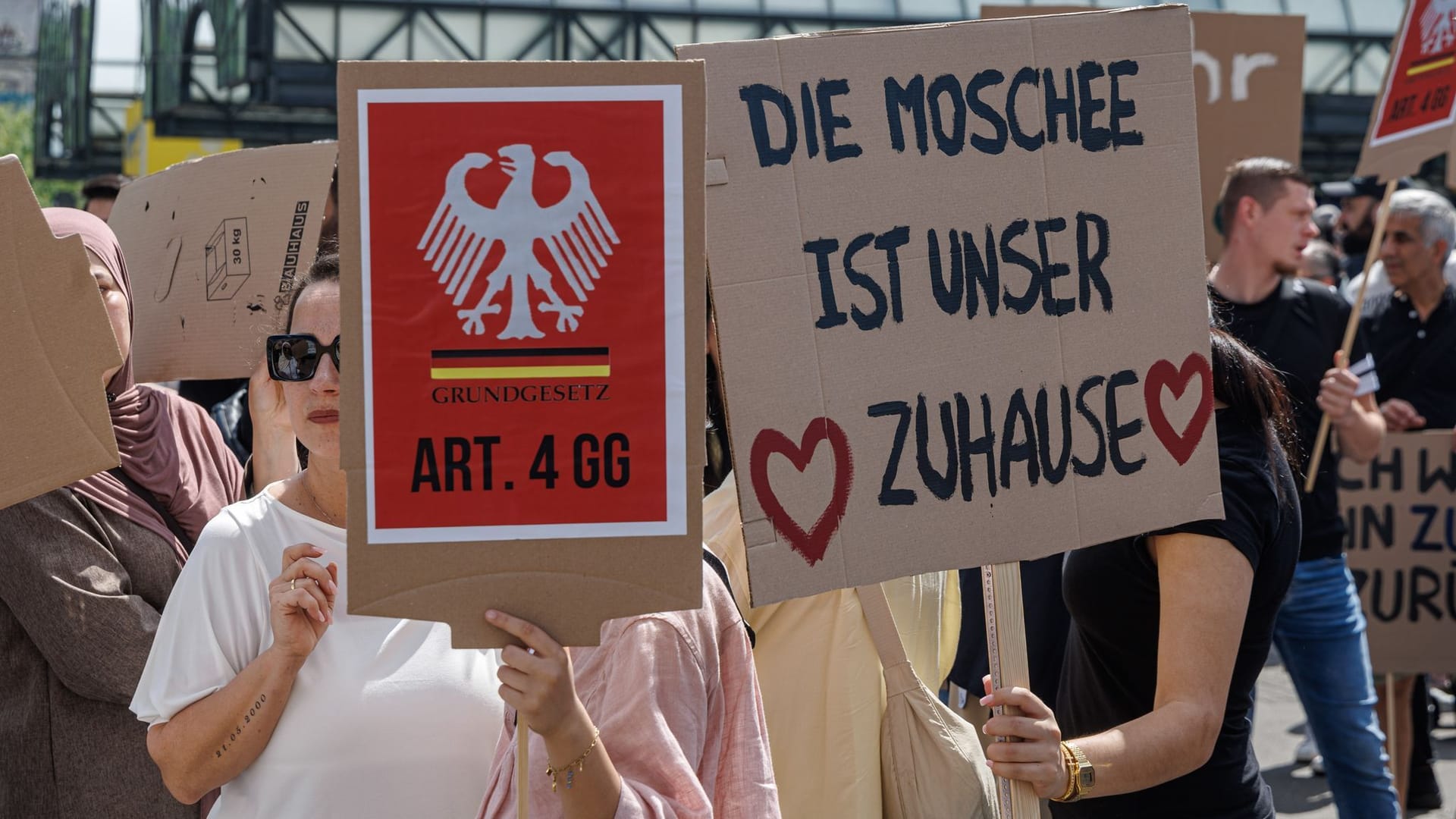 Demonstration für Wiedereröffnung der Imam-Ali-Moschee