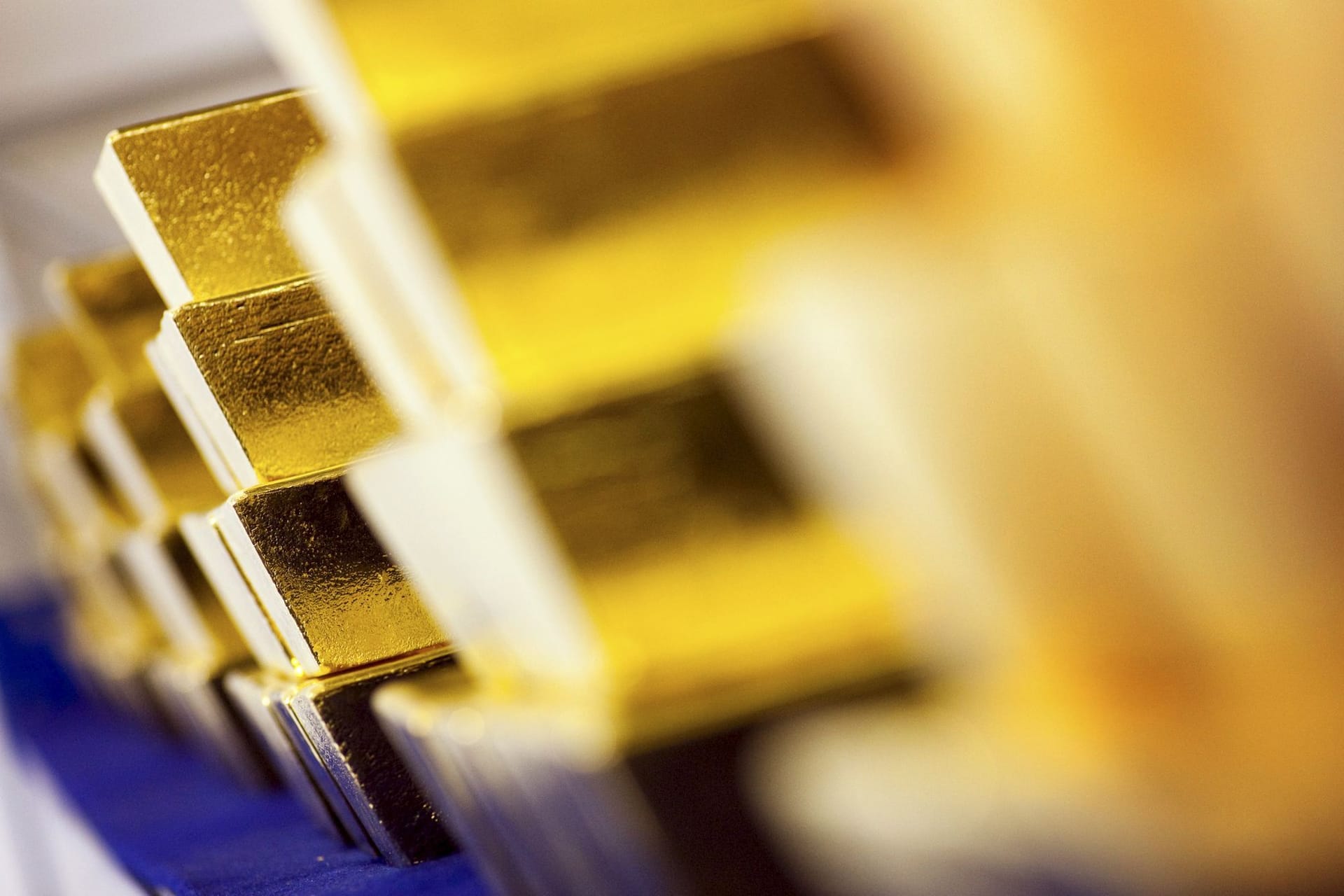 Goldbarren lagern in einem Tresor der Deutschen Börse AG