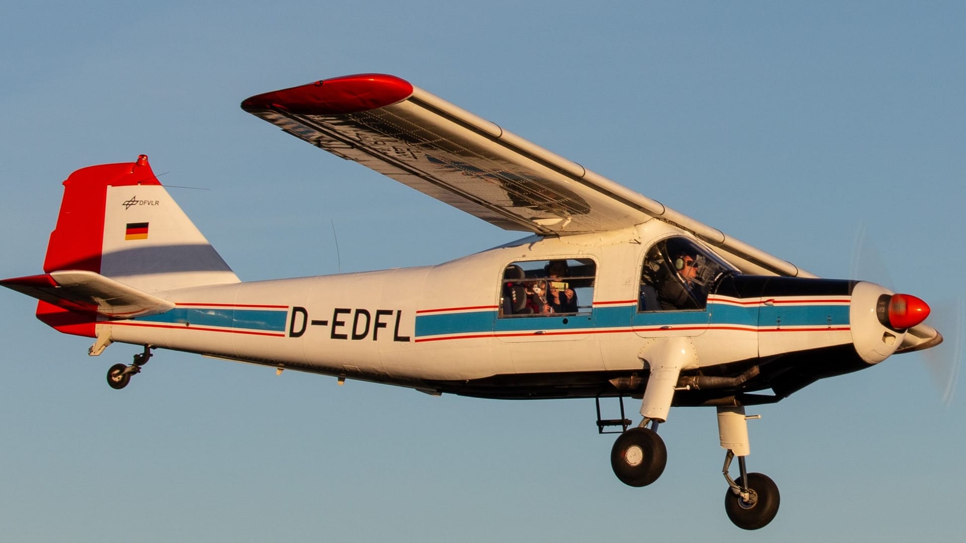 Das Mehrzweckflugzeug Dornier Do 27: Einst flog der Vater von Sebastian Thoma mit der Maschine, jetzt will er das Vehikel wieder zum Laufen bekommen. Das Mehrzweckflugzeug Dornier Do 27: Einst flog der Vater von Sebastian Thoma mit der Maschine, jetzt will er das Vehikel wieder zum Laufen bekommen.