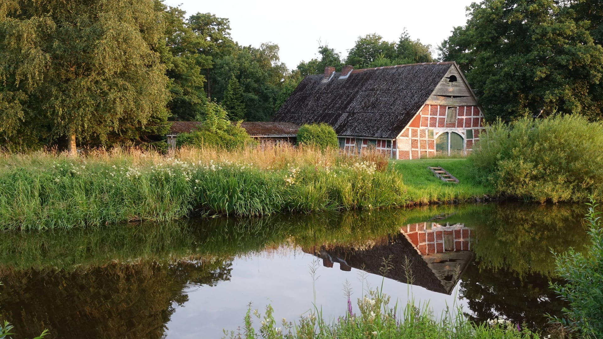 Haus an einem Kanal bei Bad Bederkesa (Archivfoto): Die Region ist geprägt von flachem Land und Kanälen – ideal zum Entspannen.