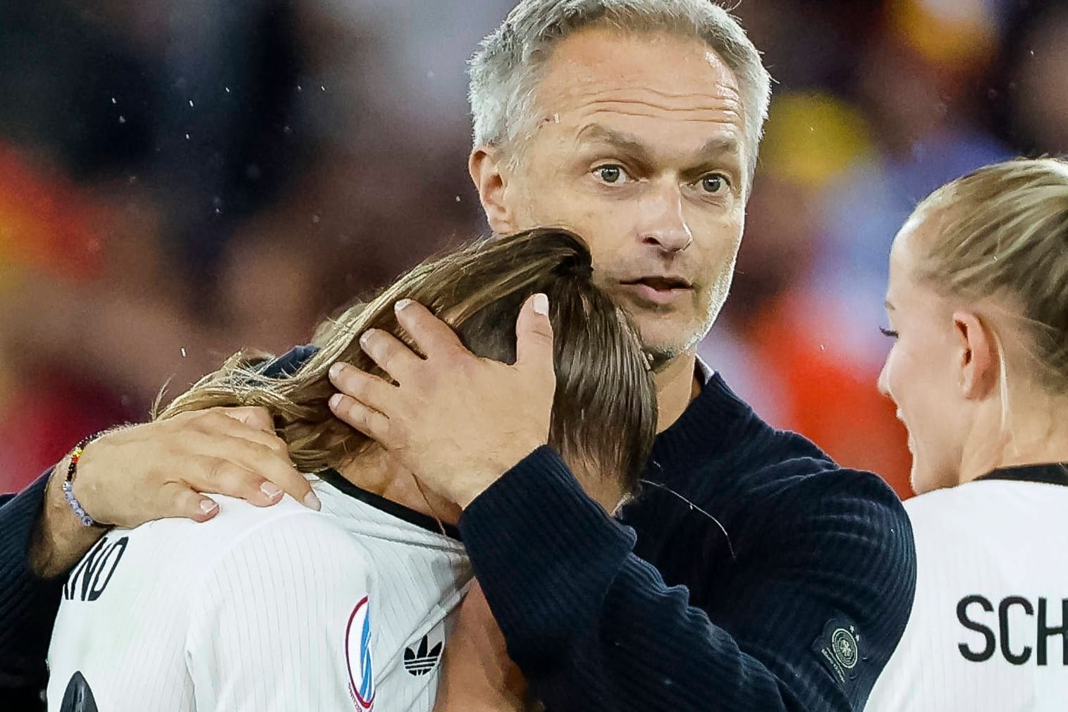 Christian Wück tröstet Deutschlands Jule Brand nach dem EM-Aus gegen Spanien.