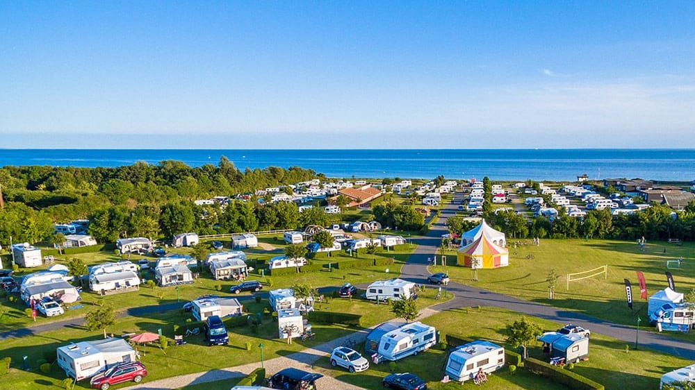 Das Insel-Camp Fehmarn bietet Urlaubern direkten Zugang zum Strand.