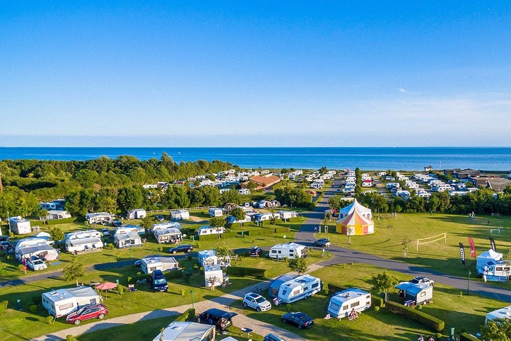 Das Insel-Camp Fehmarn bietet Urlaubern direkten Zugang zum Strand.