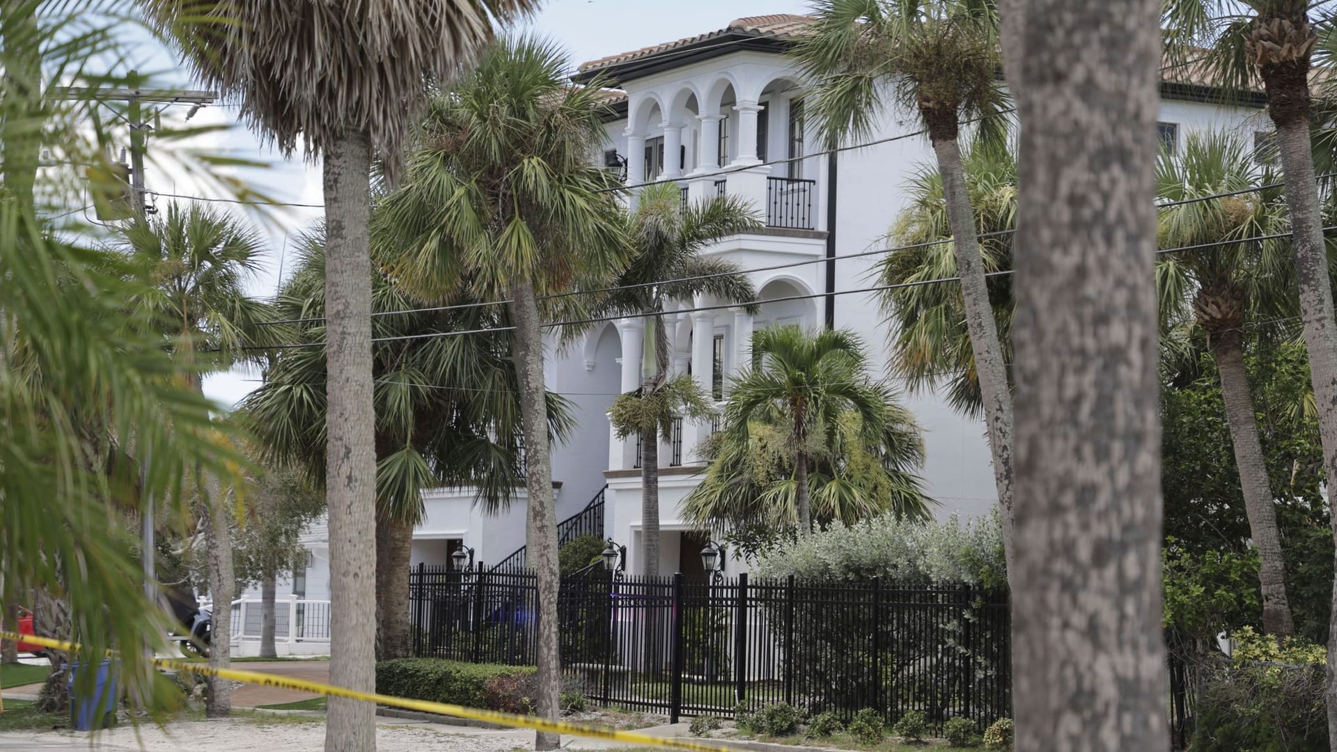 Polizei-Absperrband vor Hulk Hogans Haus in Clearwater, Florida: Hier starb der 71-Jährige am Mittwoch.