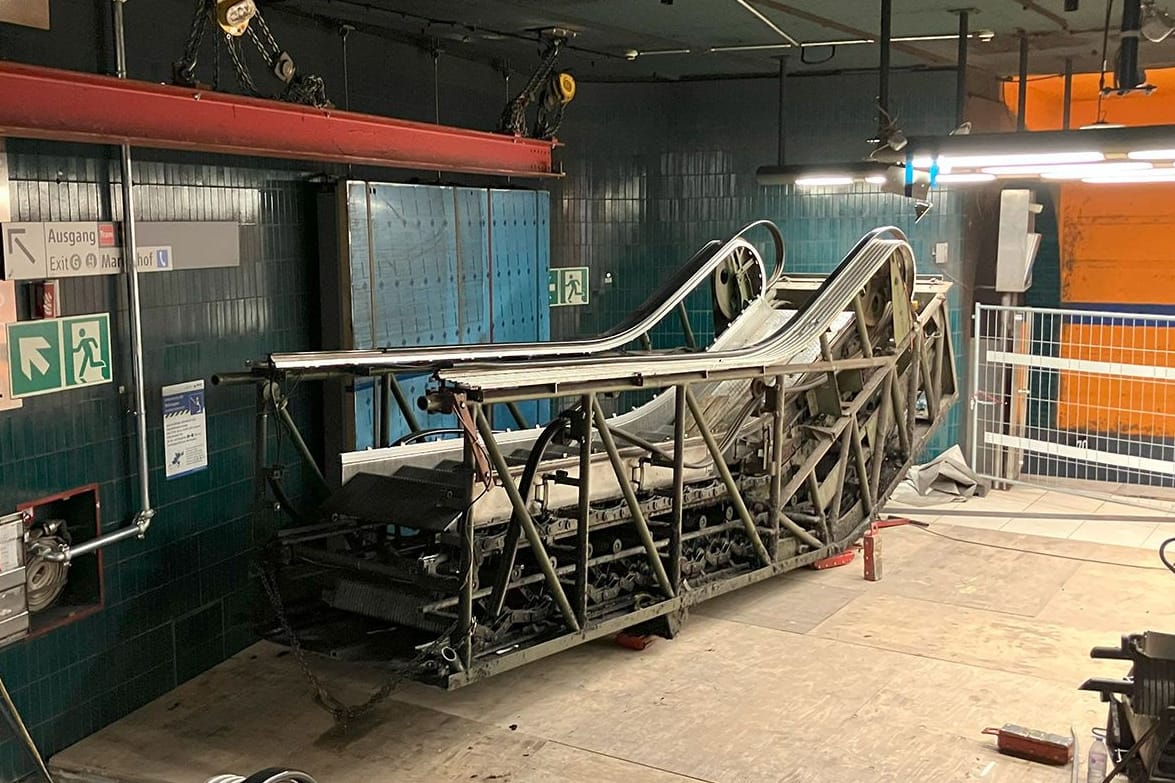 Vor dem Einbau der neuen Rolltreppen am Karlsplatz (Stachus) wurden die 38 Jahre alten Fahrtreppen mit einem Kran für den Abtransport auf den Bahnsteig gehoben. Vor dem Einbau der neuen Rolltreppen am Karlsplatz (Stachus) wurden die 38 Jahre alten Fahrtreppen mit einem Kran für den Abtransport auf den Bahnsteig gehoben.