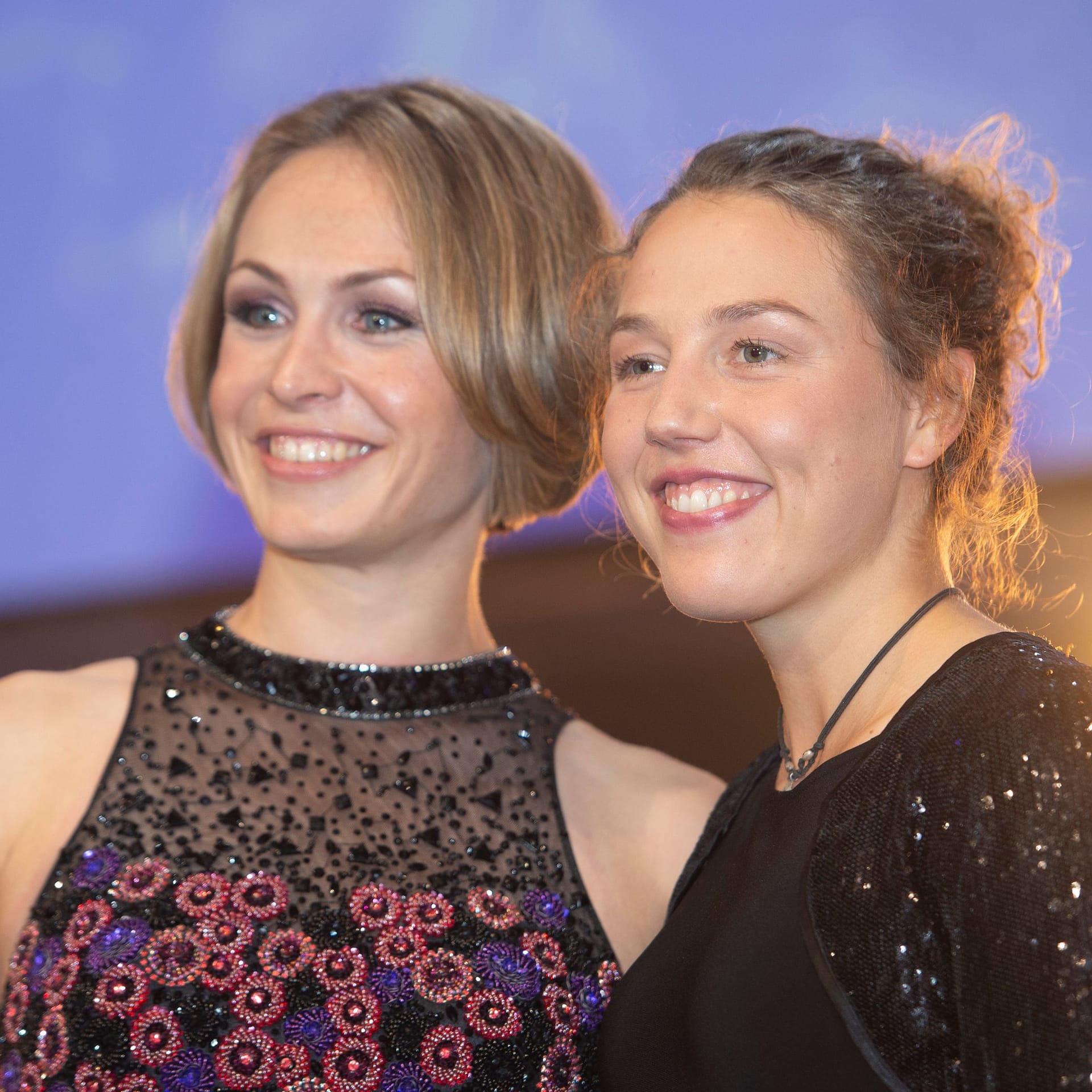 Magdalena Neuner (links) mit Laura Dahlmeier: Neuner äußerte sich zum Unglück ihrer Biathlon-Kollegin.