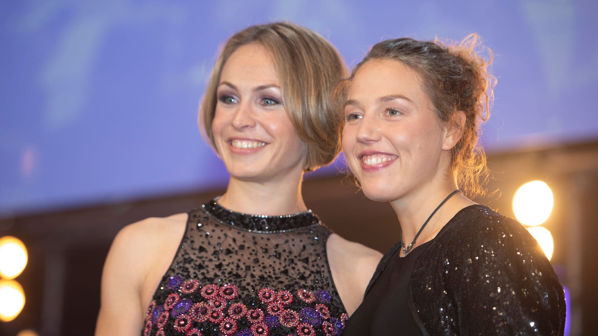 Magdalena Neuner (links) mit Laura Dahlmeier: Neuner äußerte sich zum Unglück ihrer Biathlon-Kollegin.
