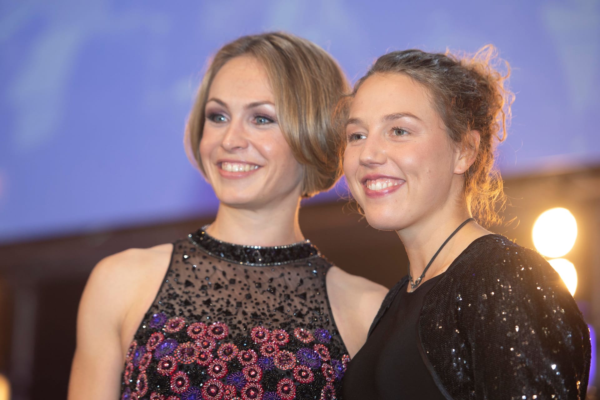 Magdalena Neuner (links) mit Laura Dahlmeier: Neuner äußerte sich zum Unglück ihrer Biathlon-Kollegin.