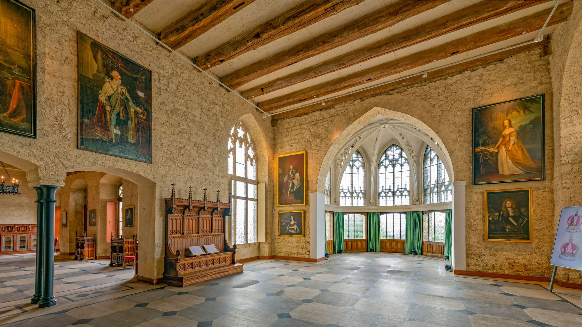 Im Inneren der Marienburg: An den Wänden hängen viele historische Gemälde.