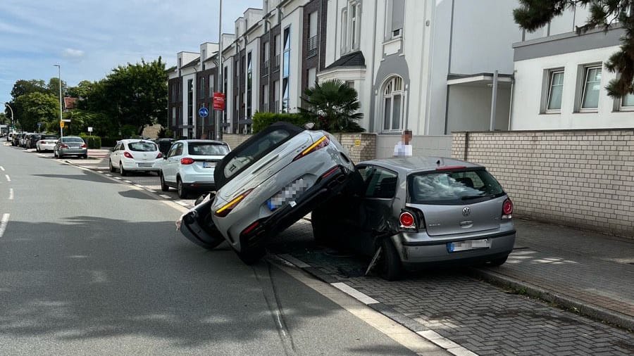 Unfall in Mühlheim an der Ruhr: Dieser Mercedes landete auf einem geparkten VW. Unfall in Mühlheim an der Ruhr: Dieser Mercedes landete auf einem geparkten VW.