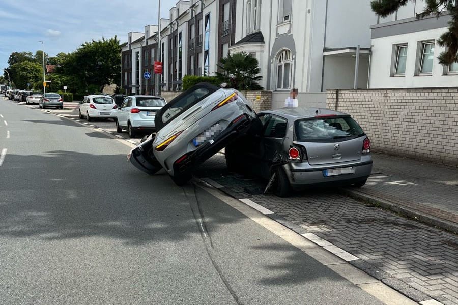 Unfall in Mühlheim an der Ruhr: Dieser Mercedes landete auf einem geparkten VW. Unfall in Mühlheim an der Ruhr: Dieser Mercedes landete auf einem geparkten VW.