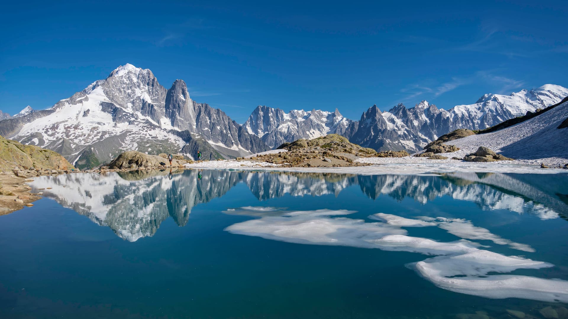 Grandes Jorasses und Mont-Blanc-Massiv spiegeln sich in einem Bergsee: Wissenschaftler haben jetzt Belege für eine Erdbebentheorie gefunden.