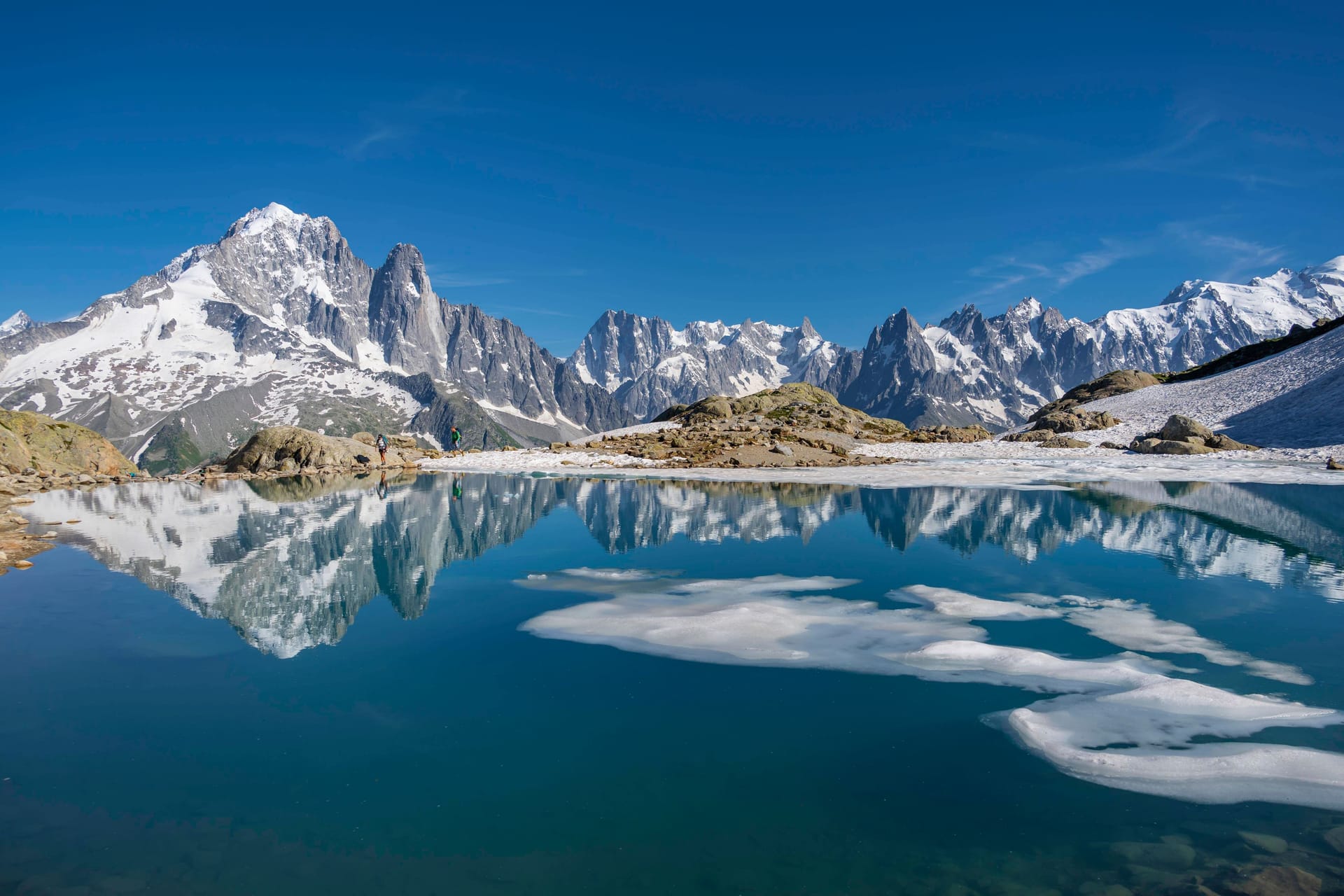 Grandes Jorasses und Mont-Blanc-Massiv spiegeln sich in einem Bergsee: Wissenschaftler haben jetzt Belege für eine Erdbebentheorie gefunden.