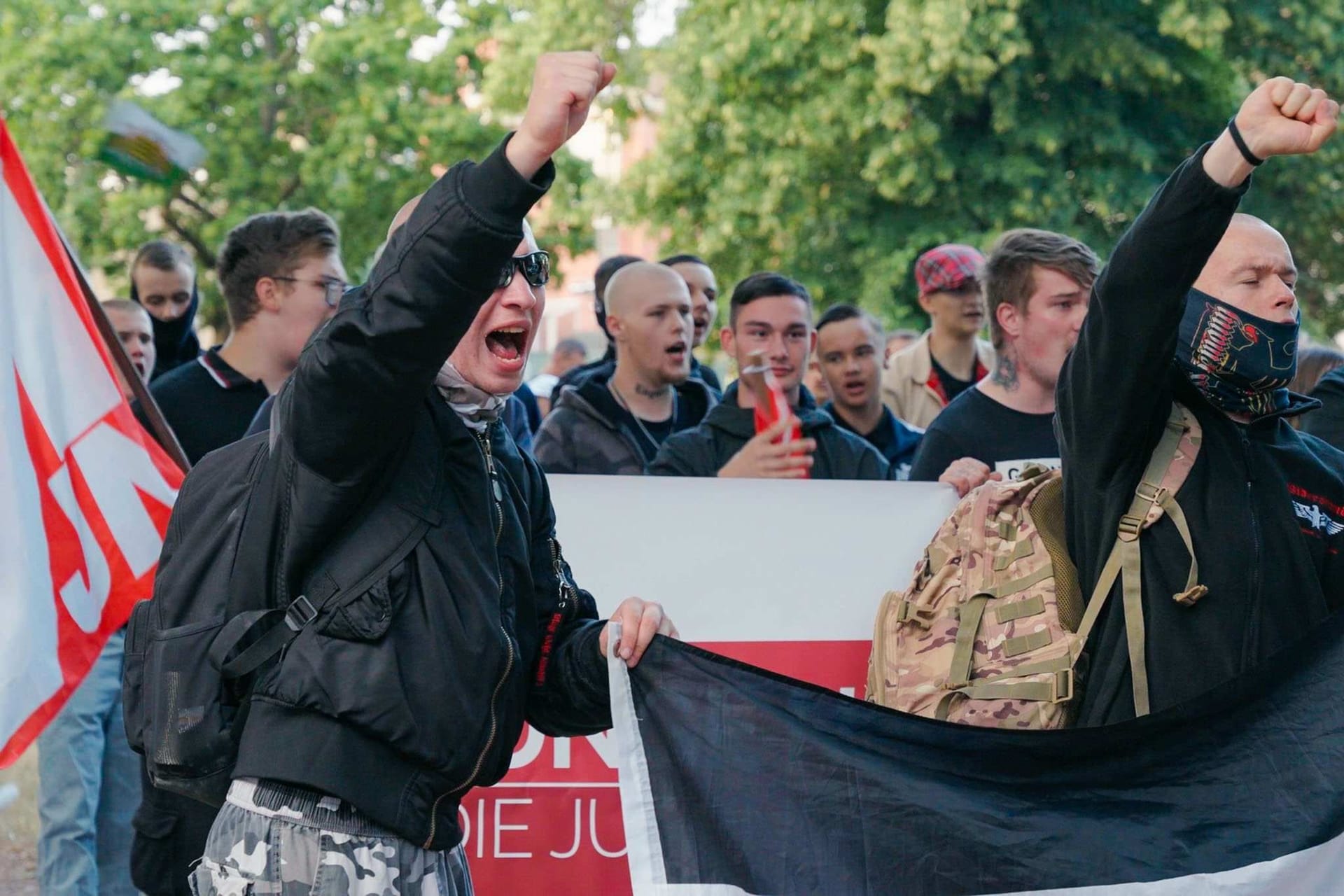 Neonazis bei einer Demonstration: Rund 500 Menschen schlossen sich am Dienstagabend einer Demonstration der rechtsextremen "Freien Sachsen" in Dresden an.