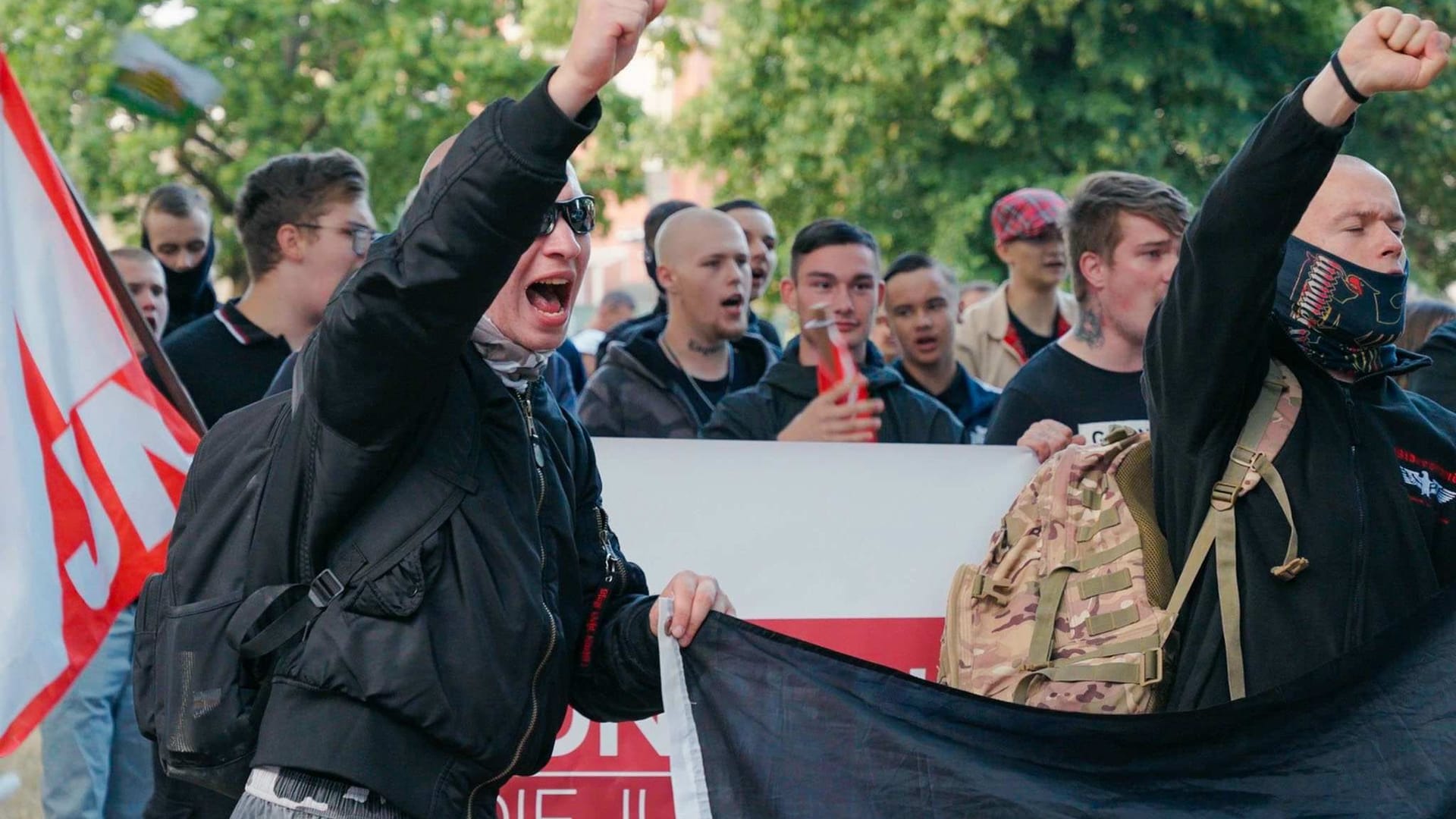 Neonazis bei einer Demonstration: Rund 500 Menschen schlossen sich am Dienstagabend einer Demonstration der rechtsextremen "Freien Sachsen" in Dresden an.