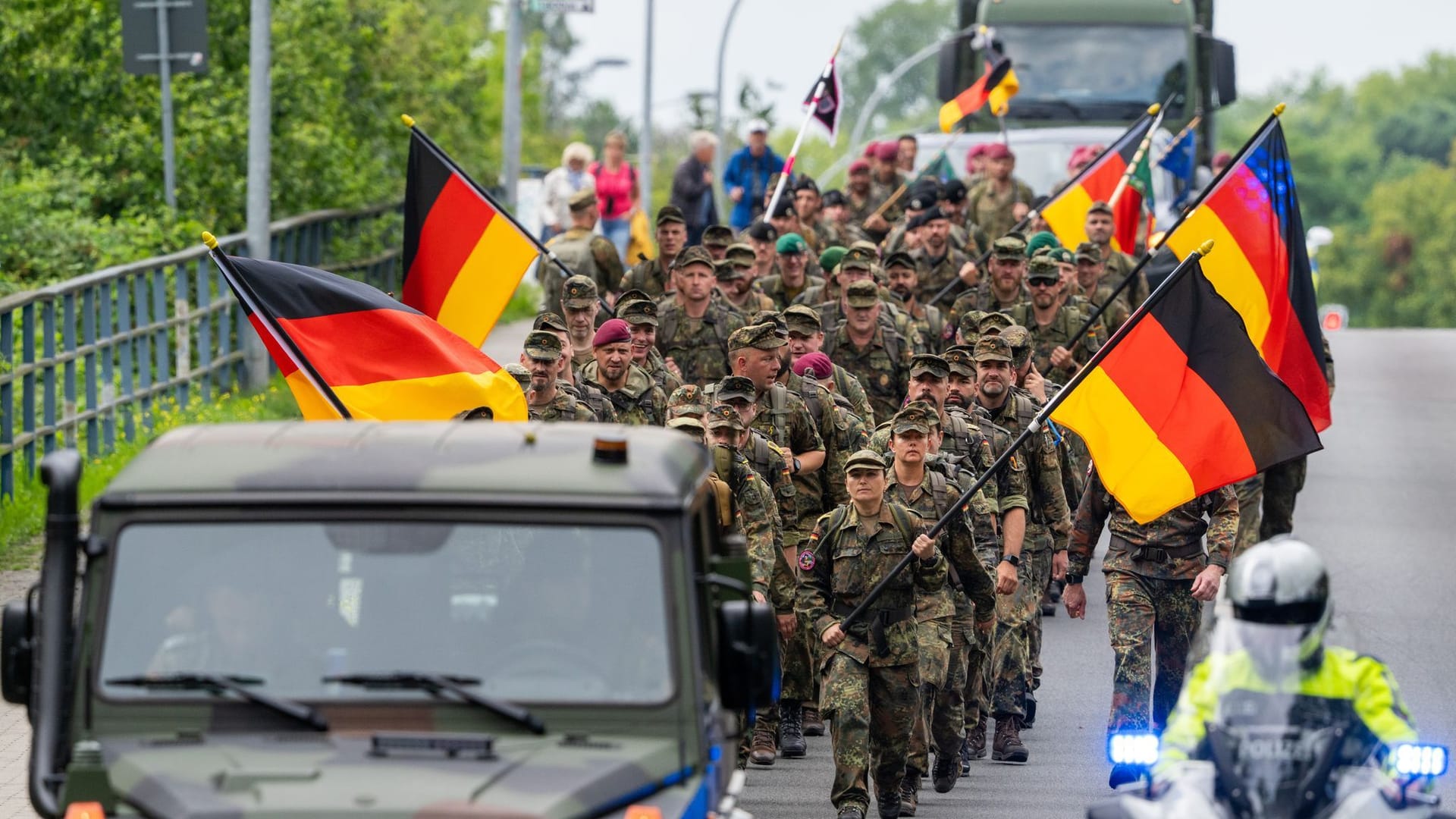 Gedenkmarsch für verstorbene Soldaten