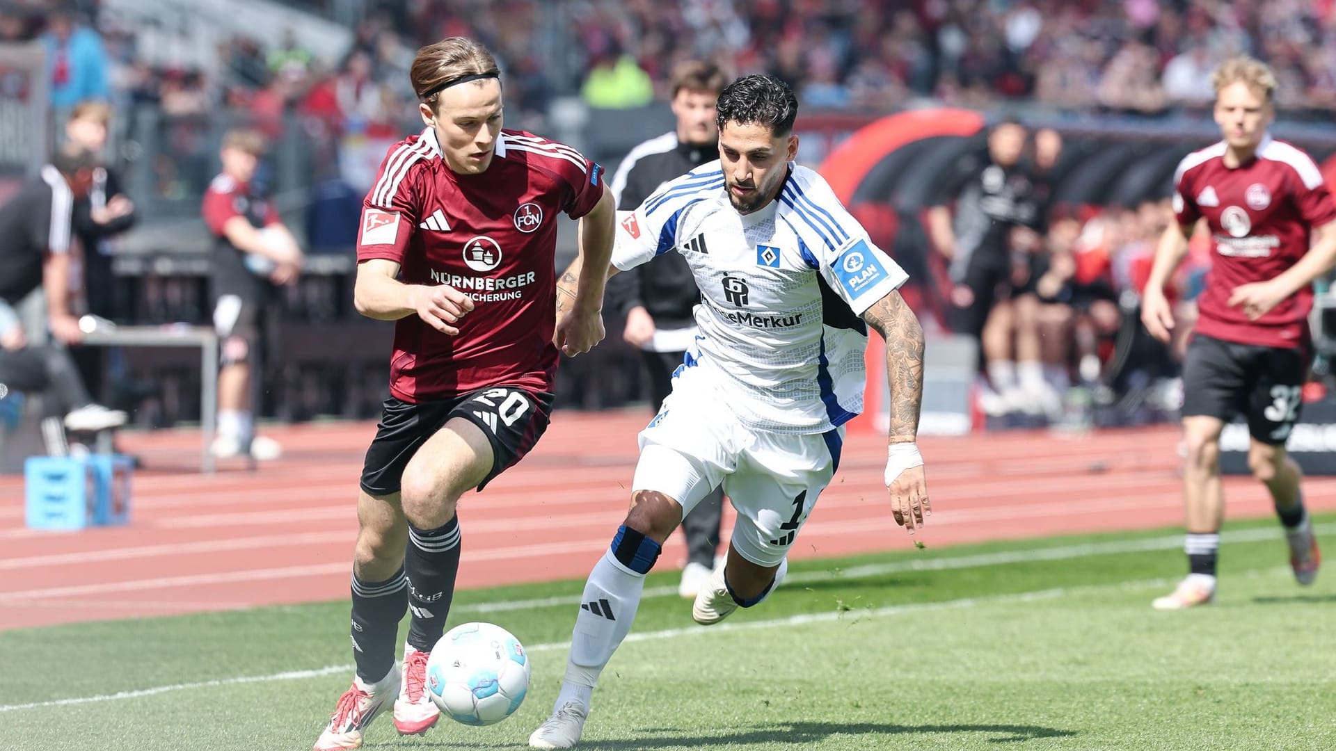 Caspar Jander vom 1. FC Nürnberg (l) und Ludovit Reis vom Hamburger SV in Aktion: Jander gilt als talentiert und gefragt.