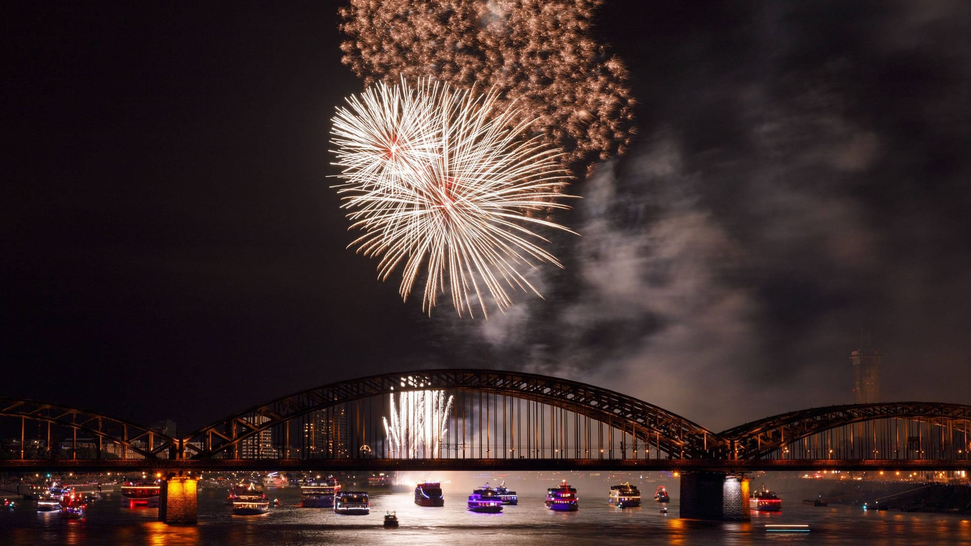 Die Kölner Lichter bei ihrer letzten Ausgabe 2019: Nach sechs Jahren kehrt das Feuerwerk auf den Rhein zurück. Die Kölner Lichter bei ihrer letzten Ausgabe 2019: Nach sechs Jahren kehrt das Feuerwerk auf den Rhein zurück.