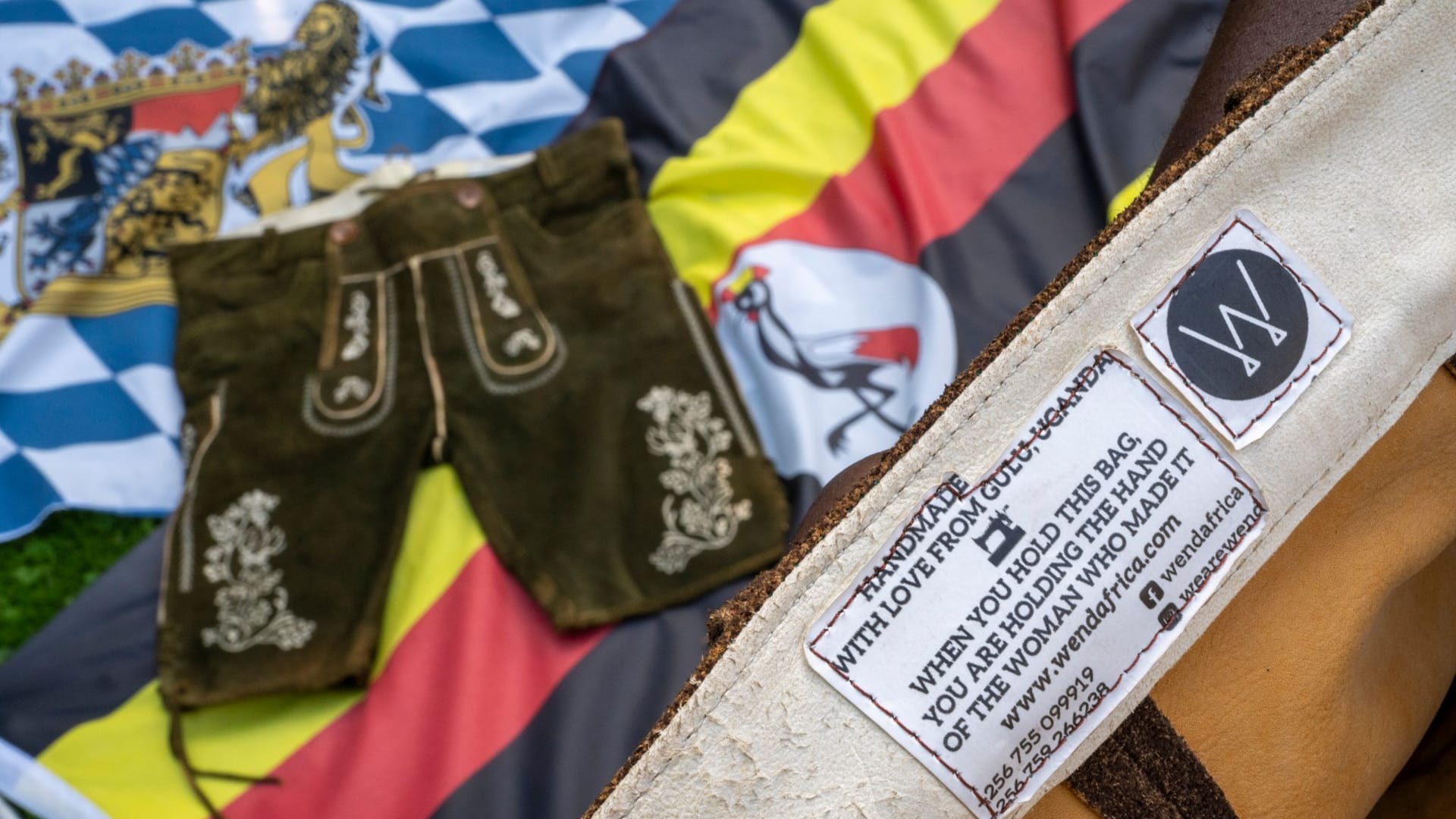 Bayerische Lederhosen aus Uganda