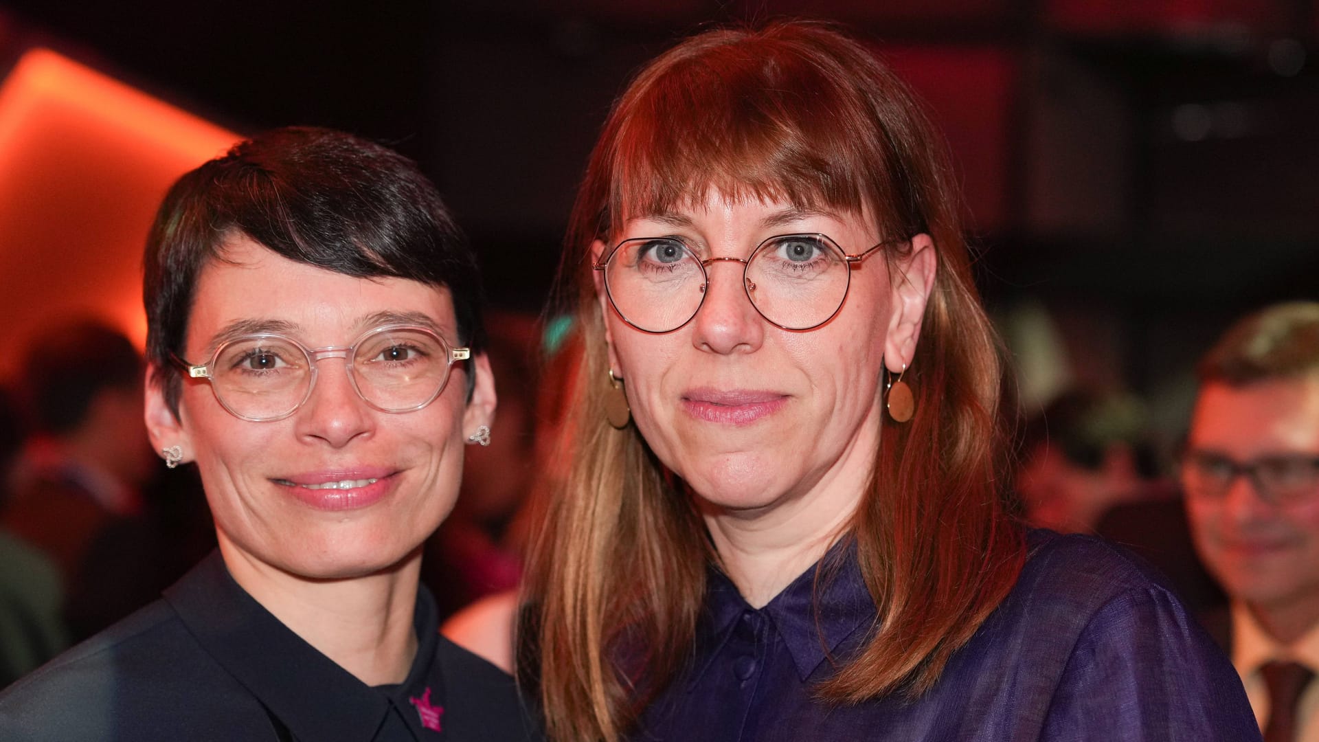 NRW-Familienministerin Josefine Paul (links) gemeinsam mit ihrer Frau Katja Meier (rechts) bei einer Preisverleihung (Archivbild): Die Hochzeit der beiden fand in Wien statt.
