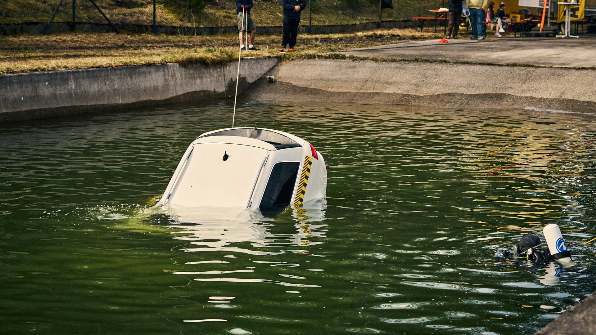 Ein Auto versinkt im Test im Wasser – jetzt kommt es auf jeden Moment an.