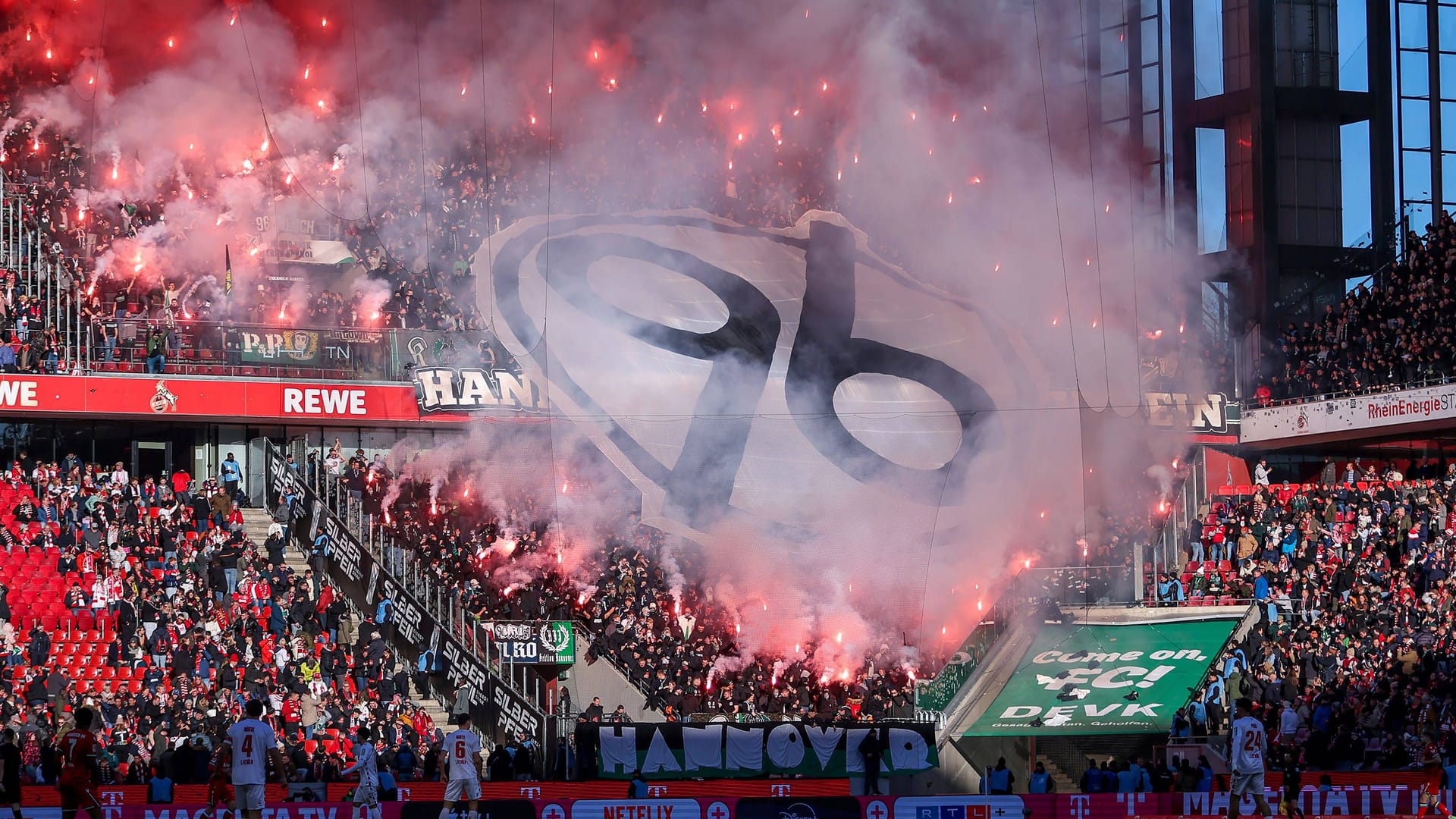 96-Fans zünden diverse Leuchtfeuer in Köln (Archivbild): Für zahlreiche ähnliche Vergehen hat der DFB dem Verein eine hohe Strafe aufgebrummt. 96-Fans zünden diverse Leuchtfeuer in Köln (Archivbild): Für zahlreiche ähnliche Vergehen hat der DFB dem Verein eine hohe Strafe aufgebrummt.