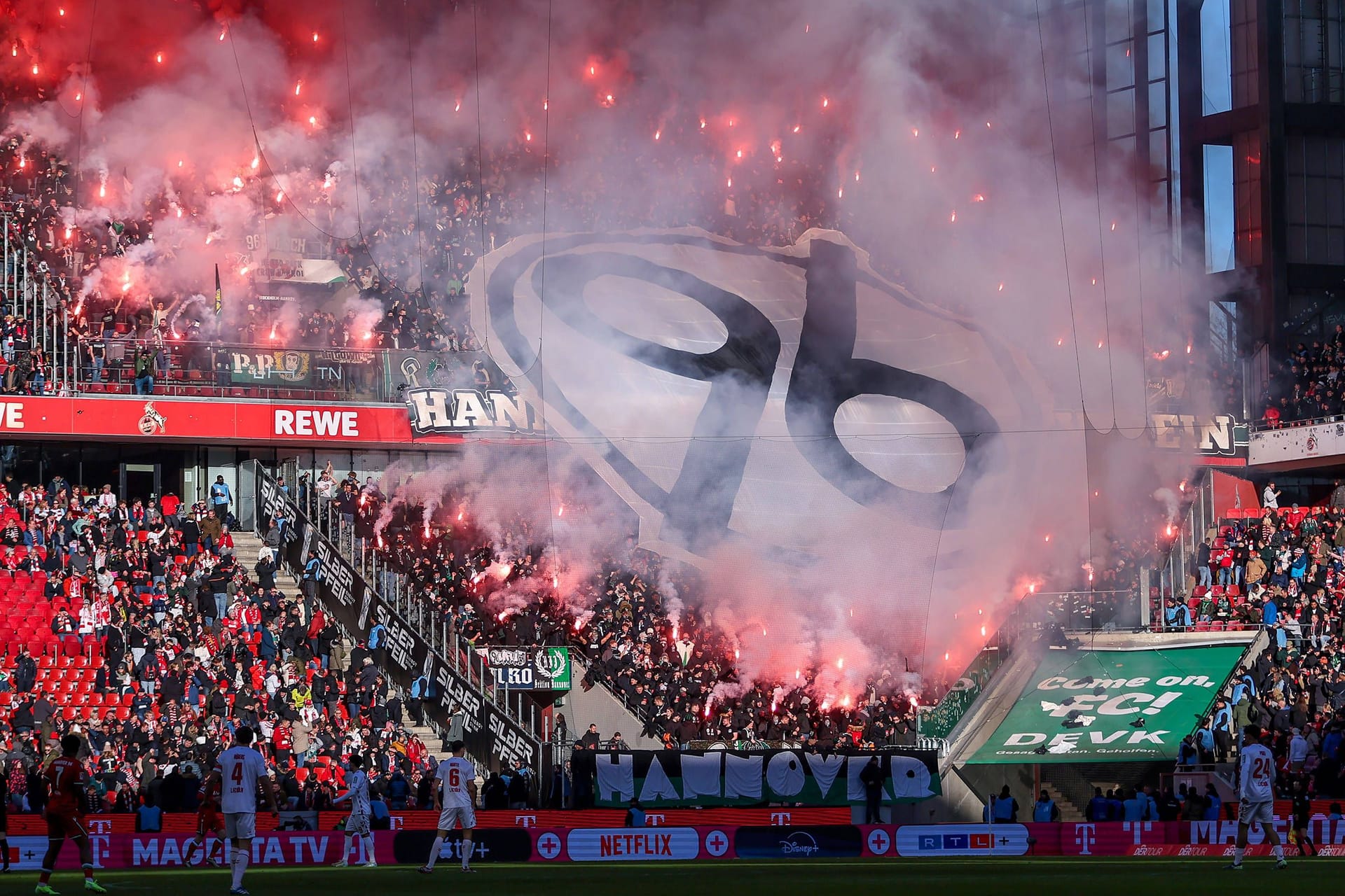 96-Fans zünden diverse Leuchtfeuer in Köln (Archivbild): Für zahlreiche ähnliche Vergehen hat der DFB dem Verein eine hohe Strafe aufgebrummt.