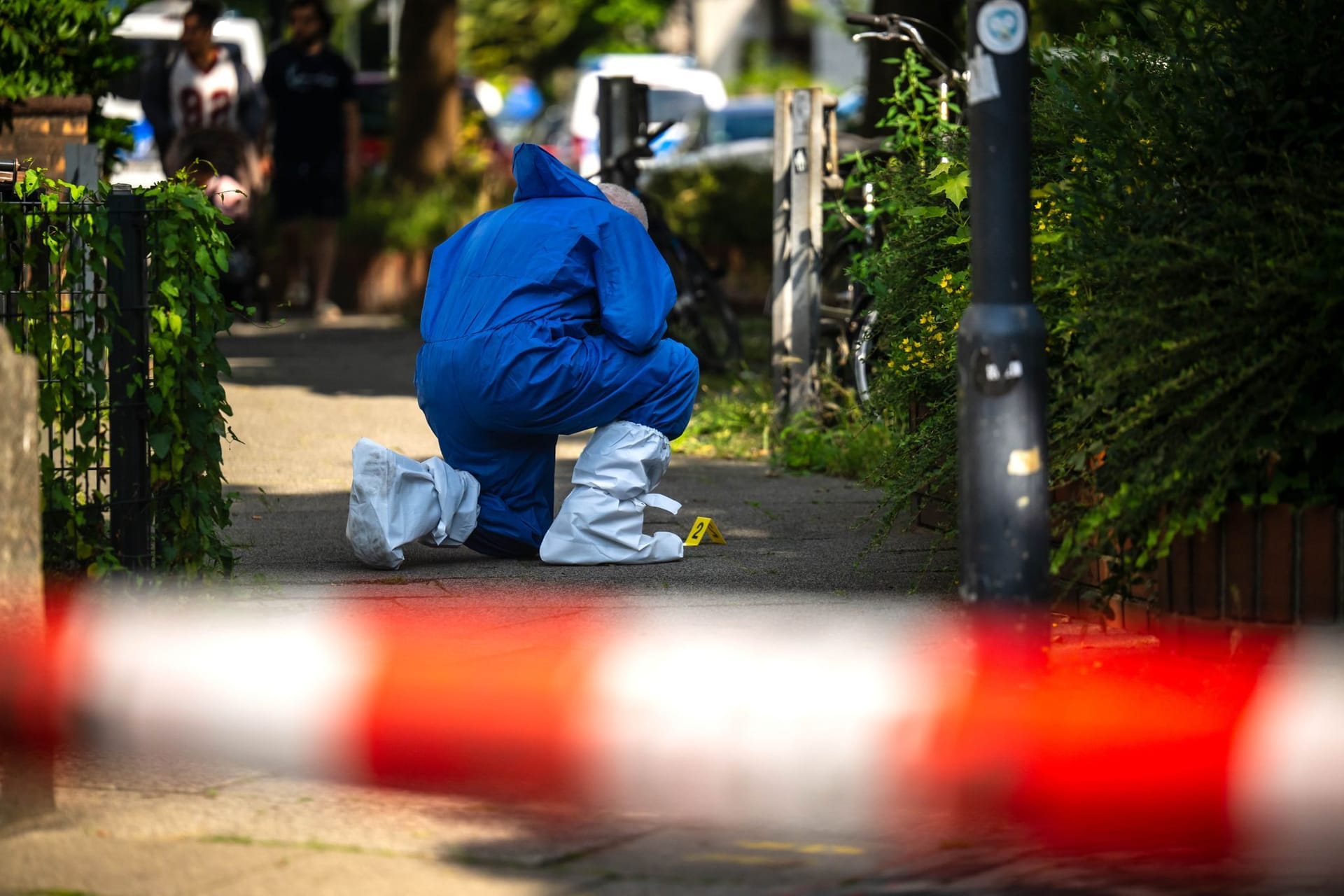 Einsatzkräfte sichern Spuren am Tatort im Bremer Stadtteil Walle. Bei einer Auseinandersetzung sind mehrere Menschen verletzt worden.