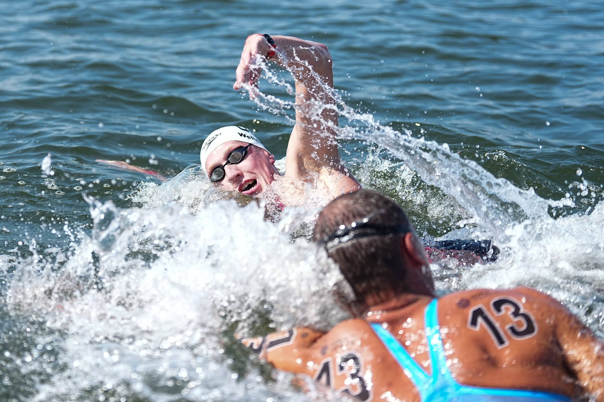 Floran Wellbrock iin Aktion: Der deutsche Schwimmer dominiert im Freiwasser-Wettbewerb.