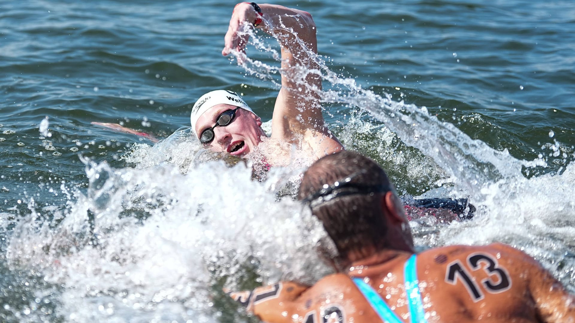 Floran Wellbrock iin Aktion: Der deutsche Schwimmer dominiert im Freiwasser-Wettbewerb.