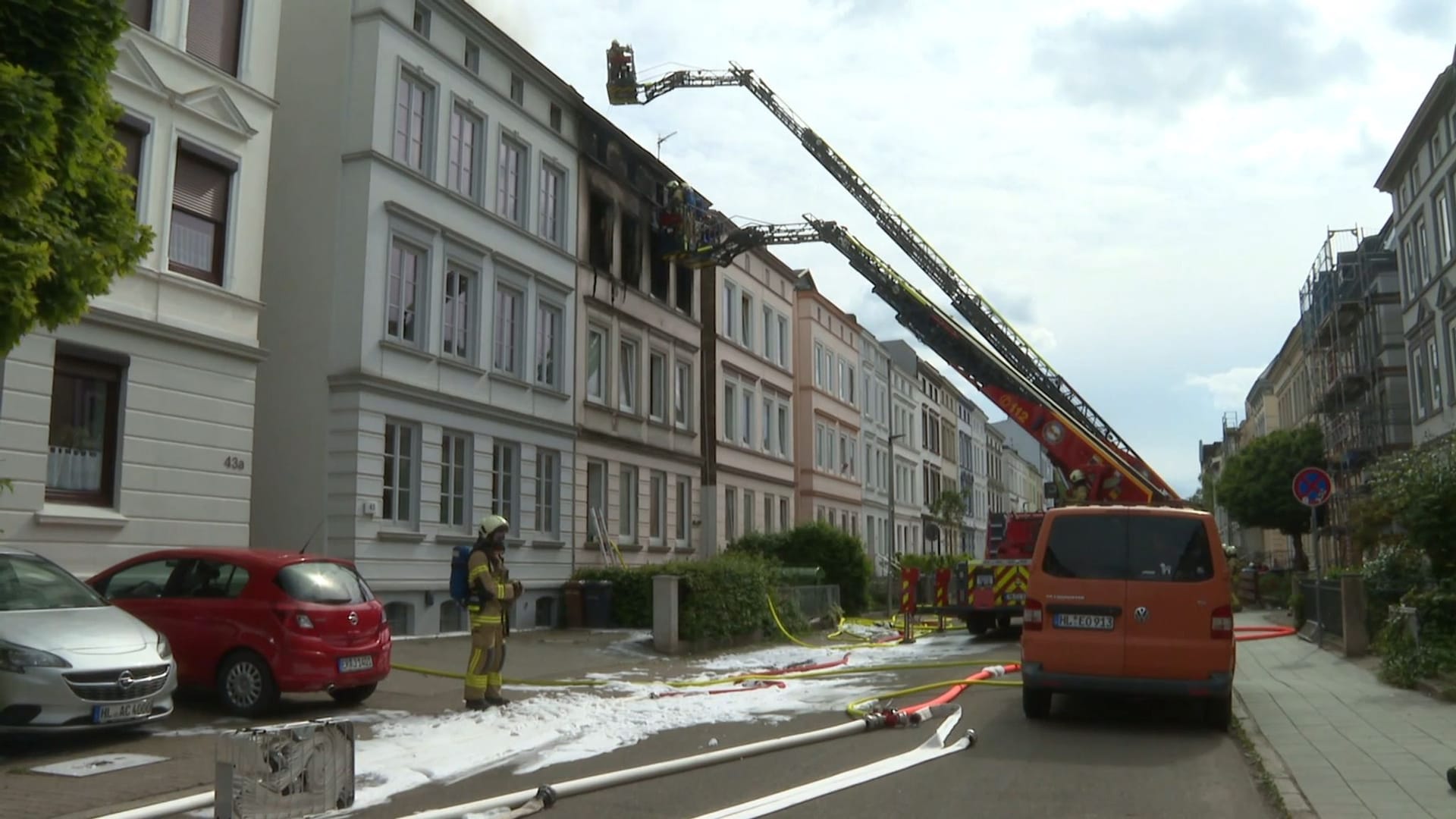 ARCHIV - 29.05.2025, Schleswig-Holstein, Lübeck: Die Feuerwehr löscht den Brand in einem Haus in Lübeck. (zu dpa: «Frau wegen Tod von zwei Menschen bei Brand in Haft») Foto: Volker Gerstmann/dpa +++ dpa-Bildfunk +++