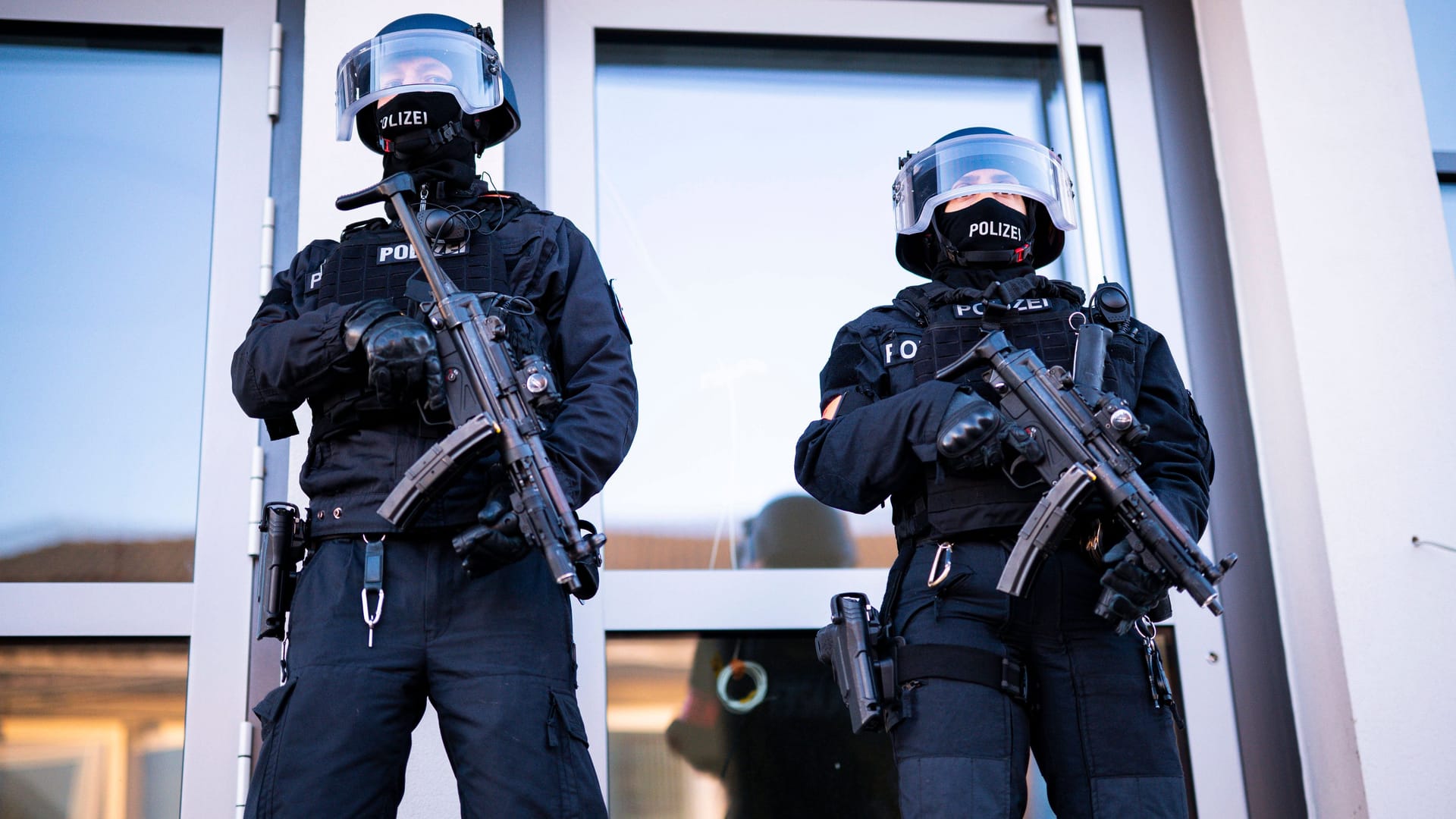 Schwer bewaffnete Polizisten im Einsatz (Symbolbild): In Deggendorf in Niederbayern haben Spezialkräfte zwei Männer festnehmen können.