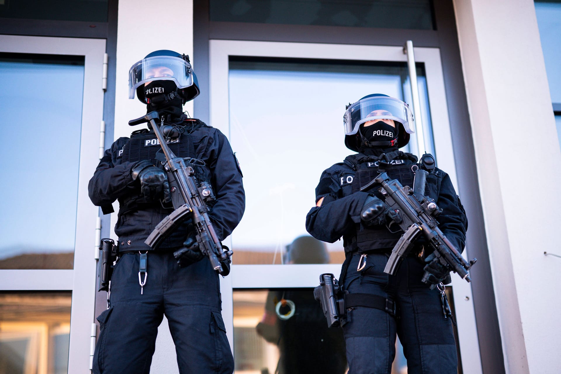 Schwer bewaffnete Polizisten im Einsatz (Symbolbild): In Deggendorf in Niederbayern haben Spezialkräfte zwei Männer festnehmen können.