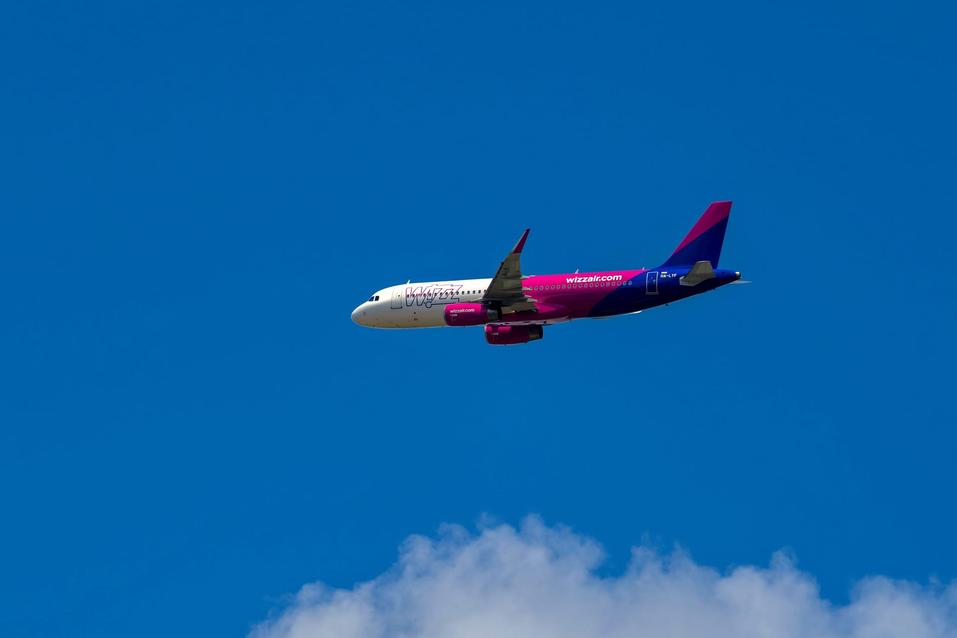 Eskalation über den Wolken: Bei schwerem Fehlverhalten dürfen Piloten zwischenlanden, und der Passagier zahlt.