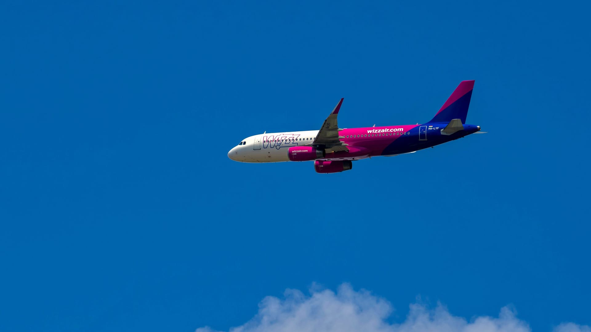 Eskalation über den Wolken: Bei schwerem Fehlverhalten dürfen Piloten zwischenlanden, und der Passagier zahlt.
