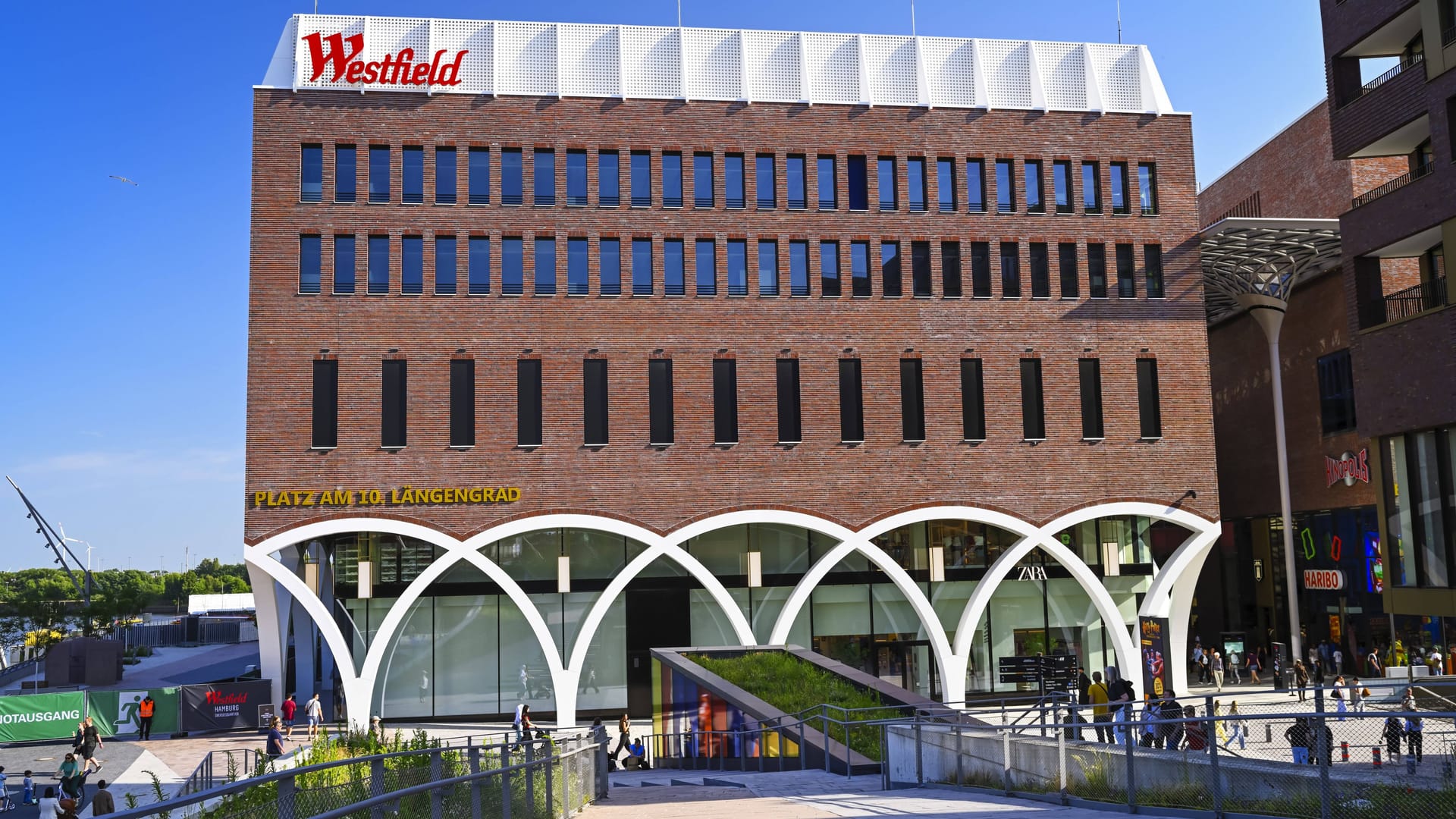 Das Westfield Hamburg-Überseequartier in der Hafencity: Nach längerer Verzögerung ist das XXL-Einkaufscenter seit April geöffnet.
