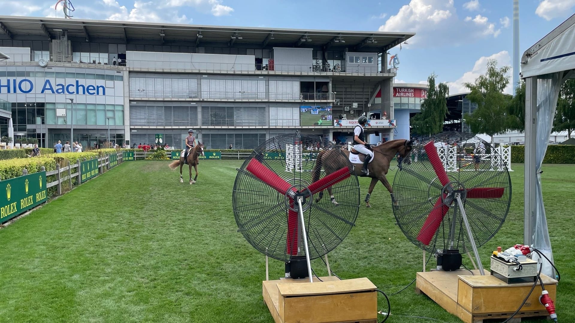Kühlung durch zwei Ventilatoren: Auf diesem Platz reiten Pferd und Reiter sich vor den CHIO-Turnieren warm.