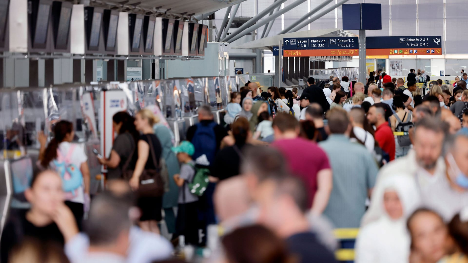 Lange Warteschlagen: Aufgrund von Verspätungen und Ausfällen wird es an Flughäfen oft voll.