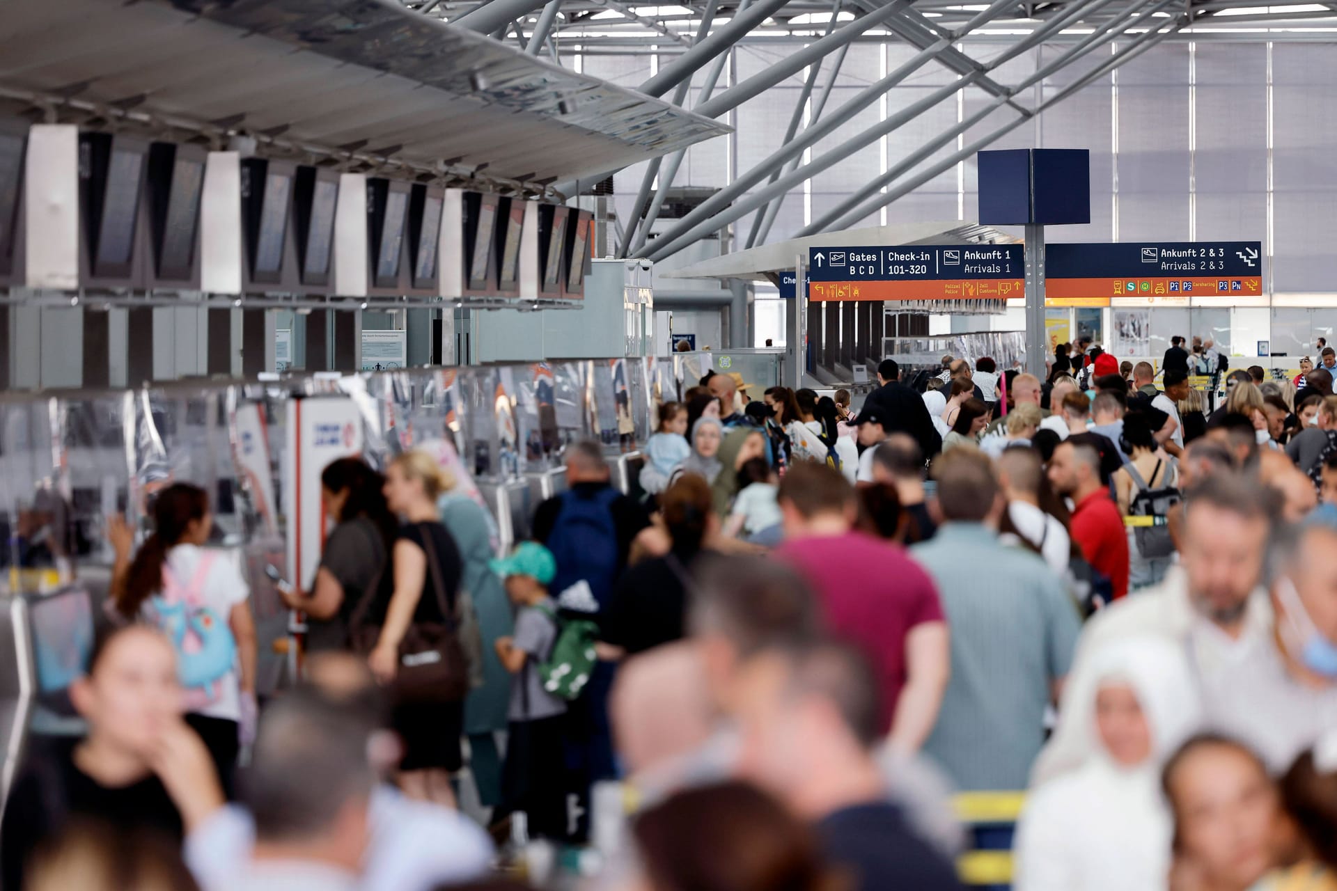 Lange Warteschlagen: Aufgrund von Verspätungen und Ausfällen wird es an Flughäfen oft voll.