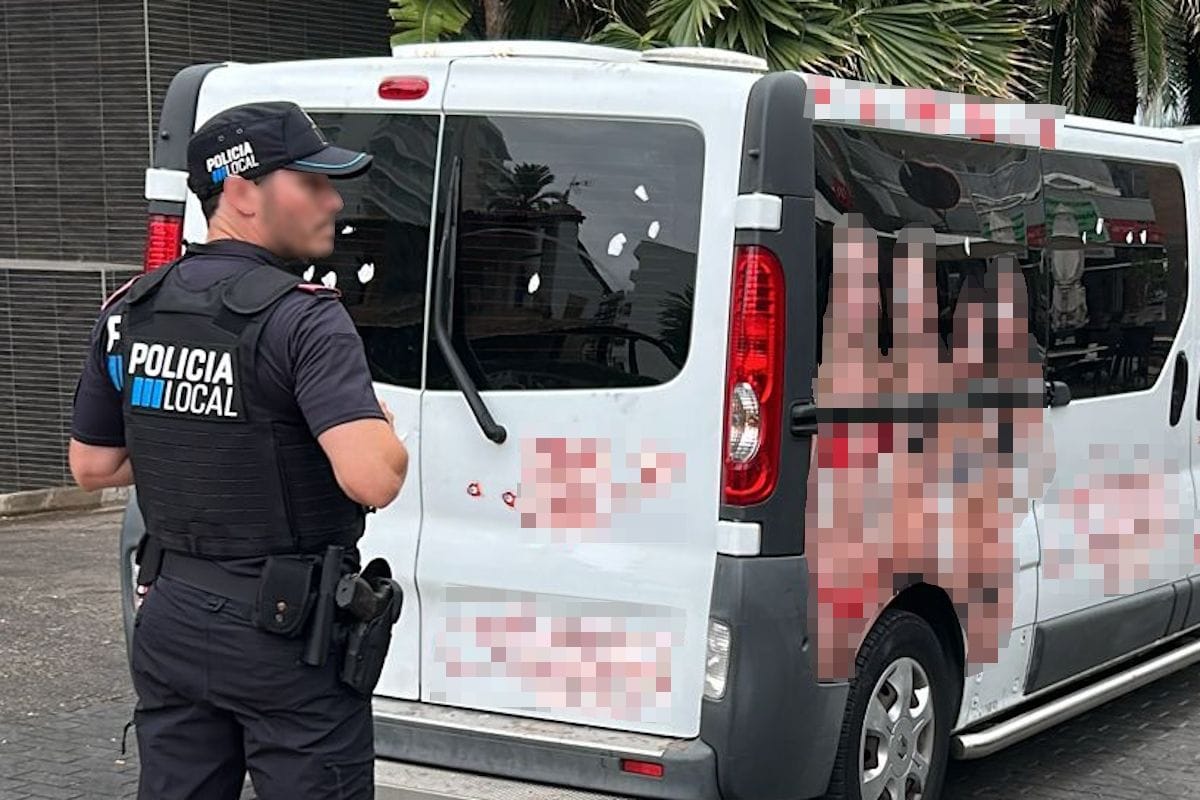 Der nach Ansicht der Polizei sexistisch beklebte Firmenwagen: Dem Deutschen droht eine empfindliche Geldstrafe.