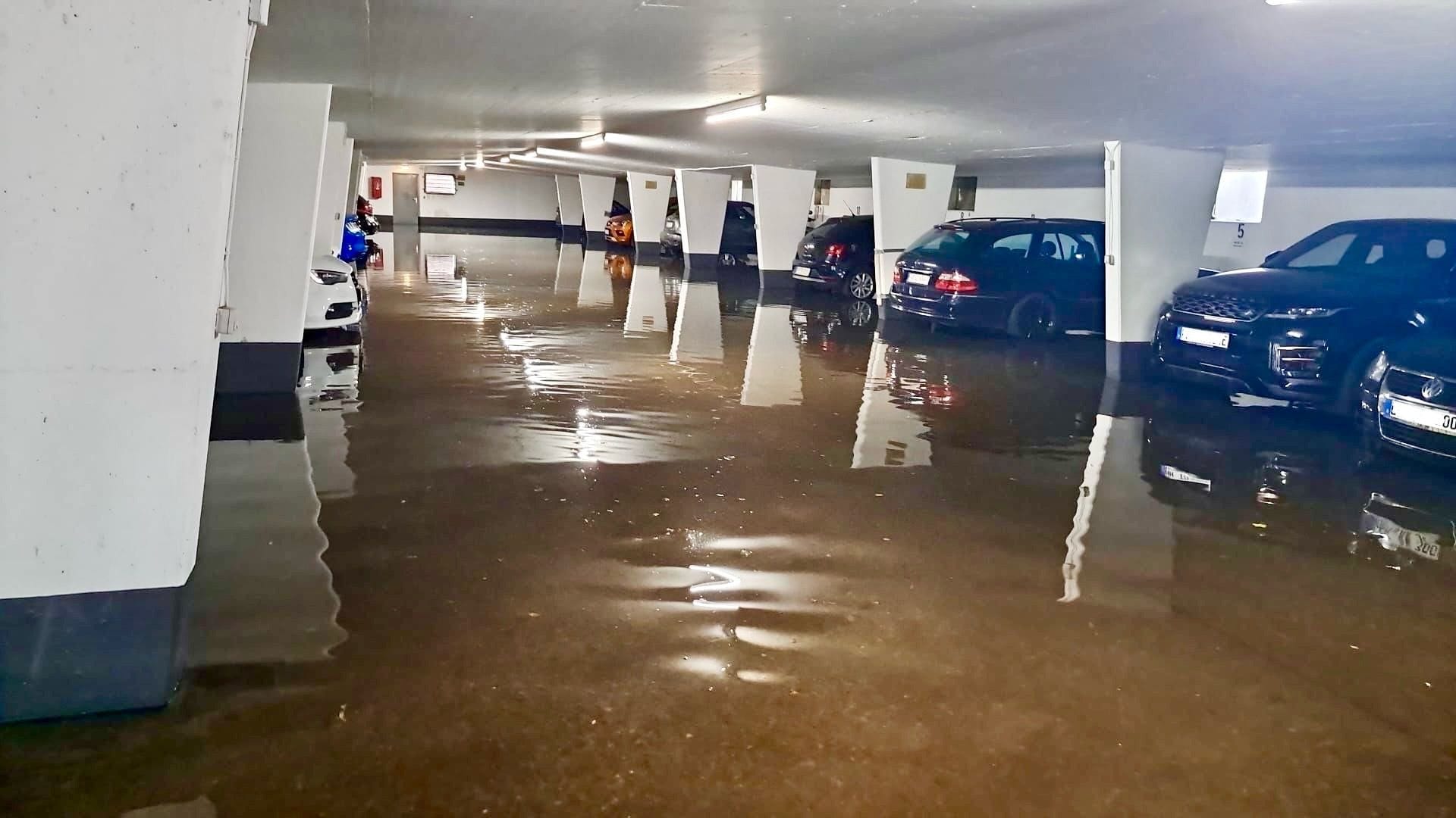 Tiefgarage unter Wasser: Die Regenmassen überfluteten nicht nur die Straßen.