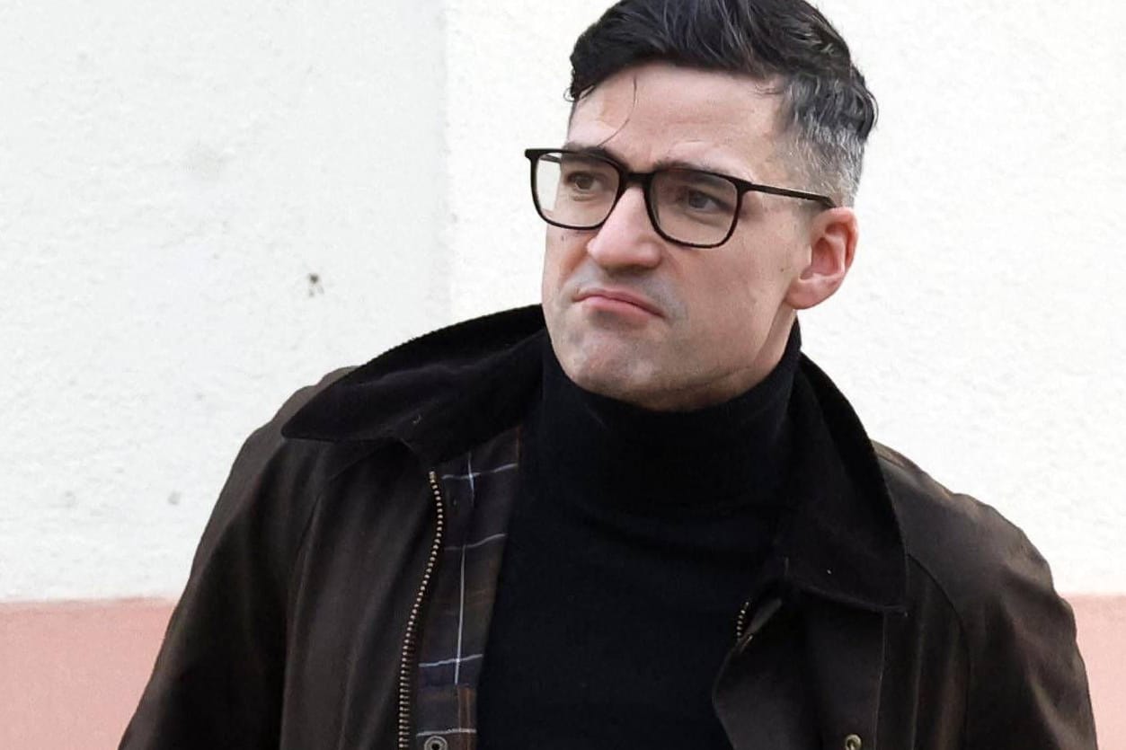 Rechtsextremer Sellner in Chemnitz (Archivbild): Martin Sellner: Früher klebte er Hakenkreuze auf Synagogen, heute lobt er den AfD-Logoentwurf.