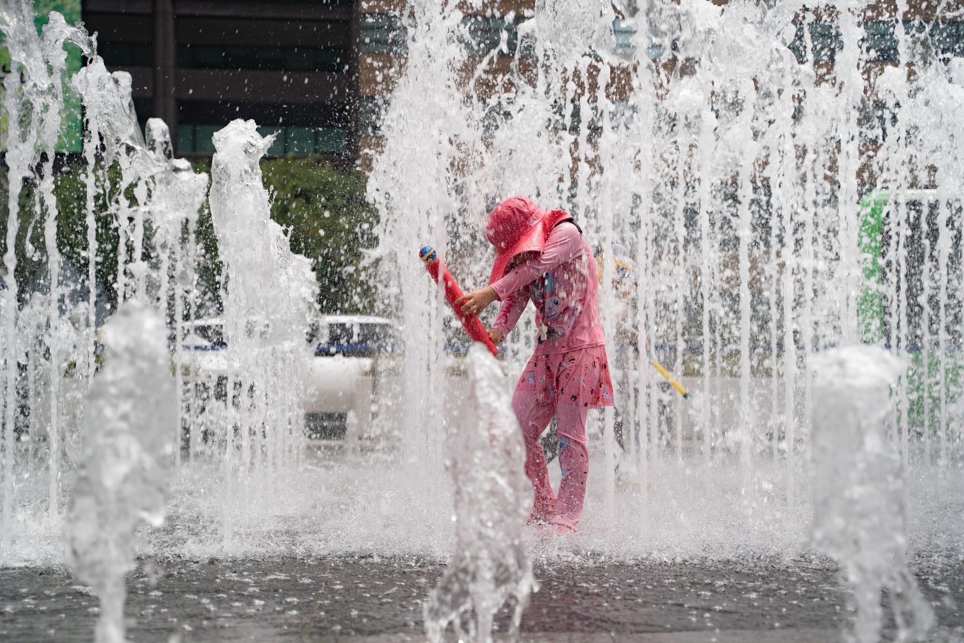 Menschen kühlen sich in der südkoreanischen Hauptstadt Seoul ab: 22 Nächte in Folge sank die Temperatur nicht unter 20 Grad.